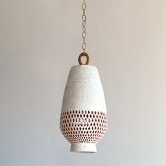 Mittlere weiße keramische Pendelleuchte, Messing gealtert, Diamantes Atzompa Collection'S