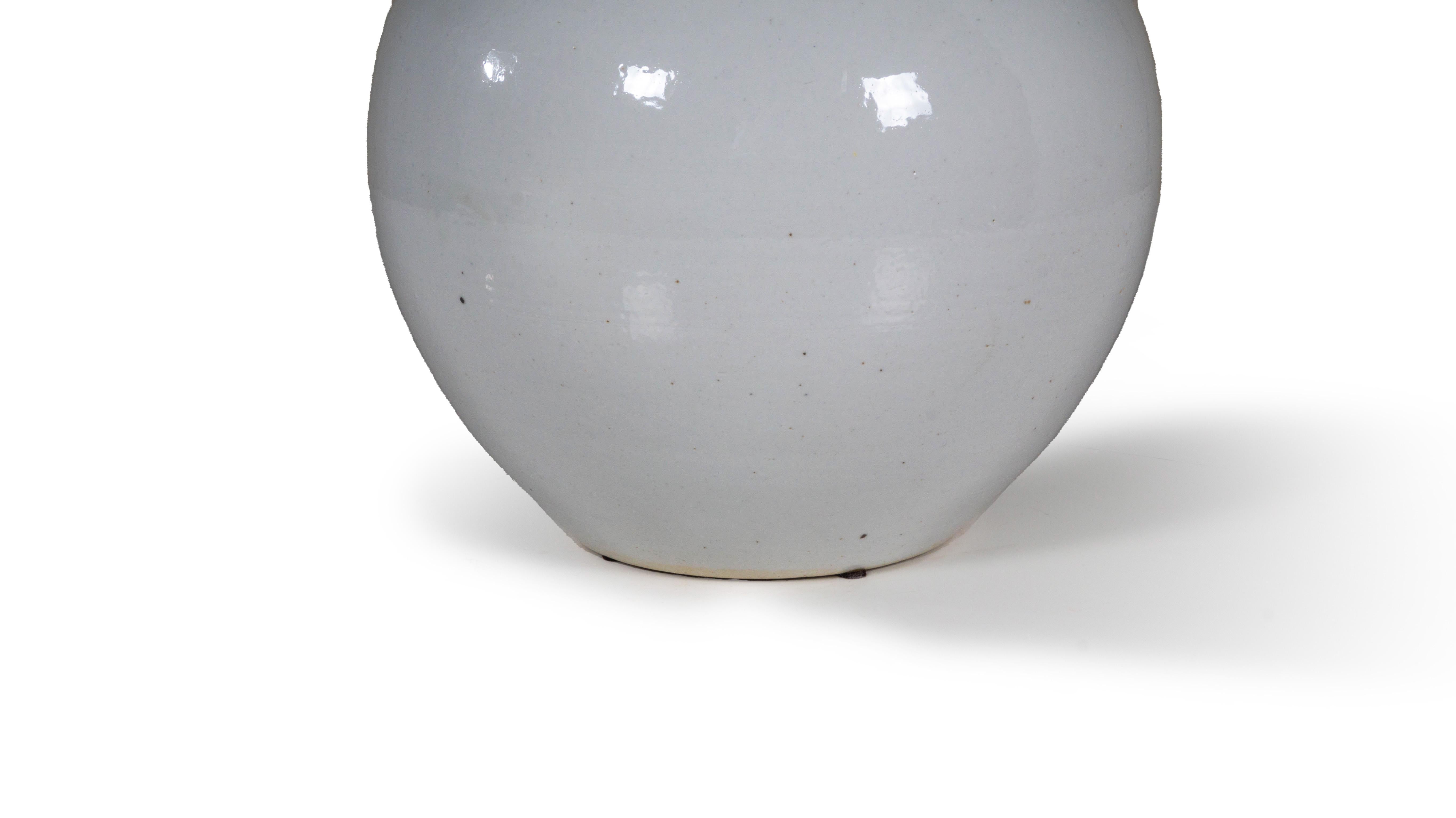 Medium White Ceramic Vase  In Good Condition For Sale In Dallas, TX