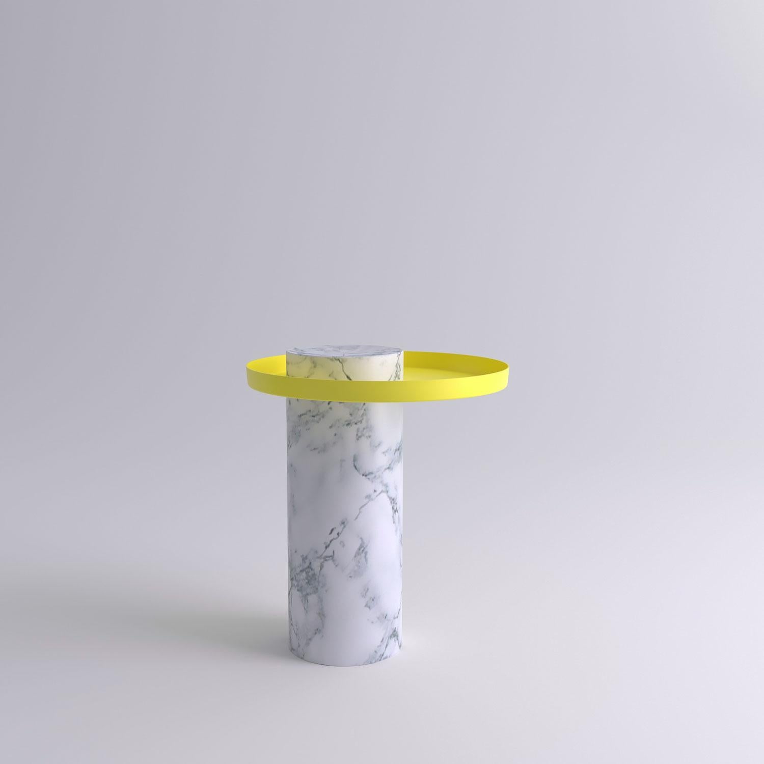 Medium white contemporary guéridon, Sebastian Herkner
Dimensions: D 40 x H 46 cm
Materials: Pele de Tigre marble, yellow metal tray

The salute table exists in 3 sizes, 4 different marble stones for the column and 5 different finishes for the