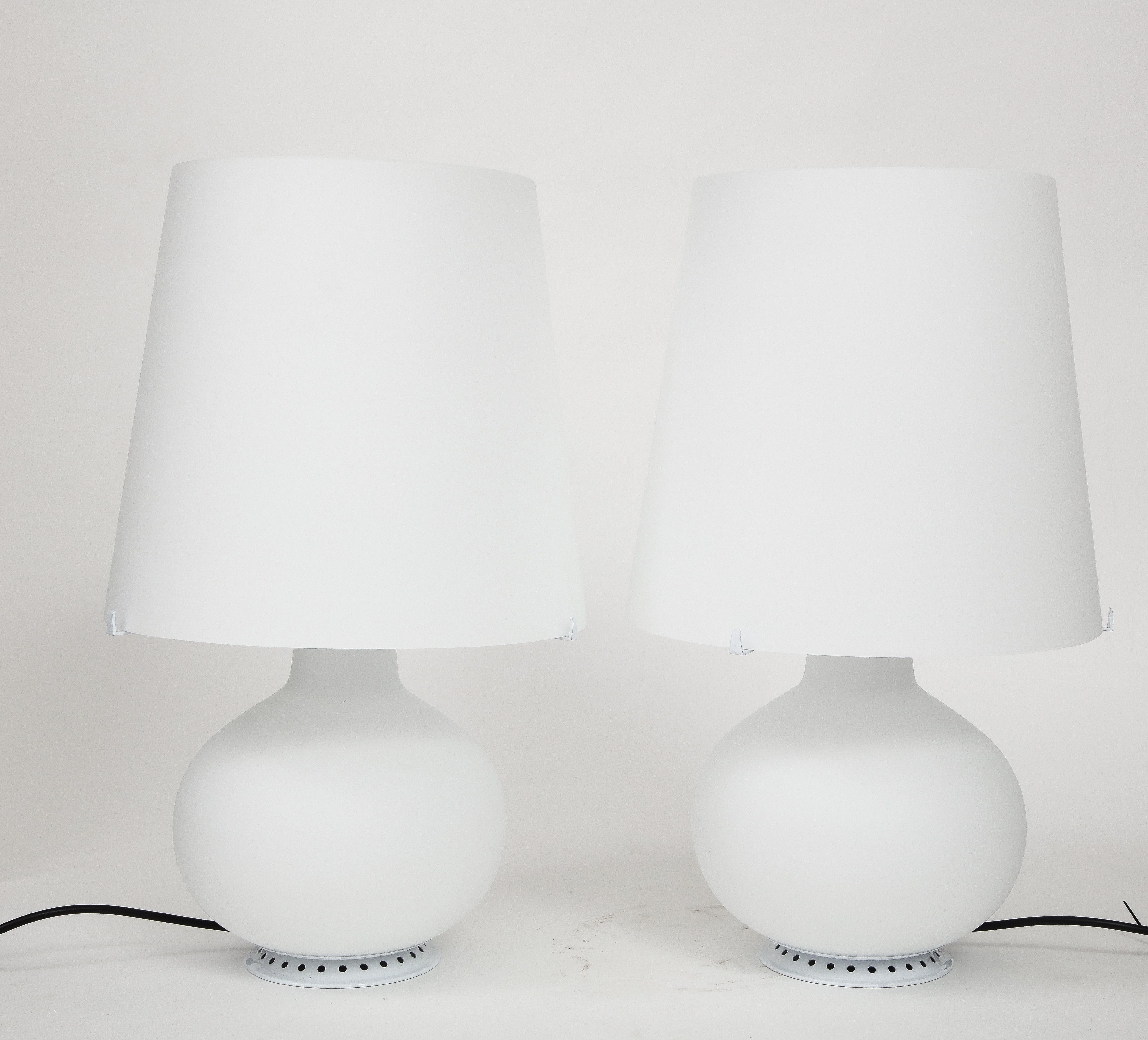 Medium White Glass Table Lamp by Max Ingrand for Fontana Arte Model 1853, Italy In New Condition For Sale In New York, NY
