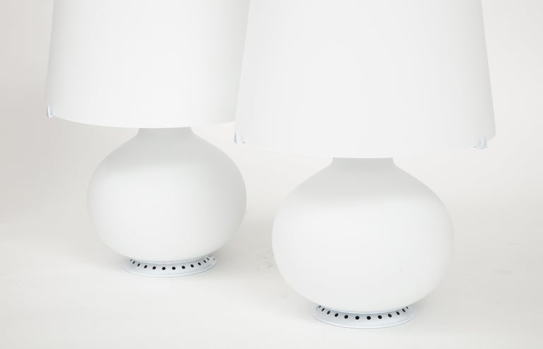 Medium White Glass Table Lamps by Max Ingrand for Fontana Arte Model 1853, Italy For Sale 2