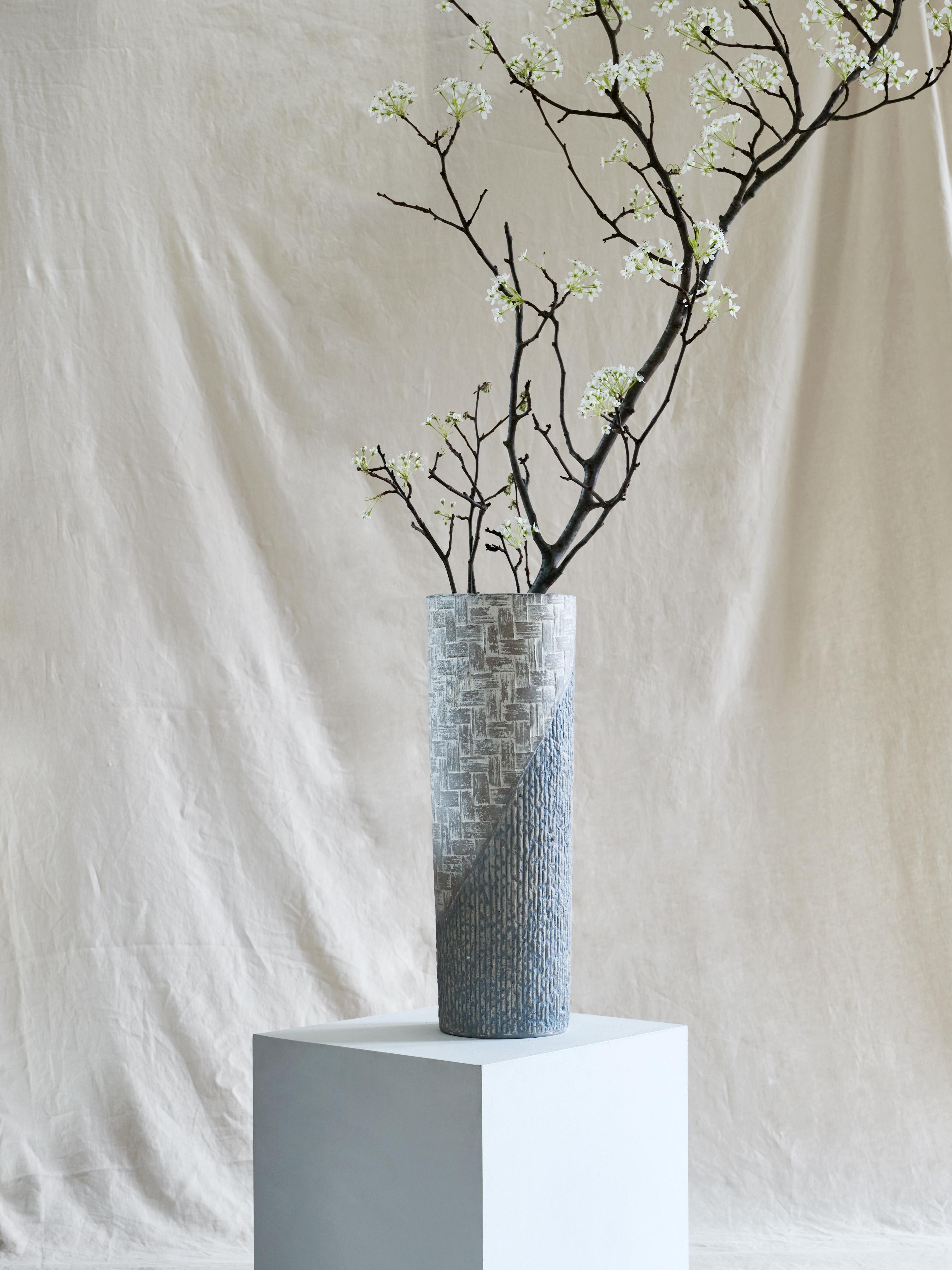 XXIe siècle et contemporain Récipient en composite de pierre calcaire et de papier blanc et gris de la série Medium de Studio Laurence en vente