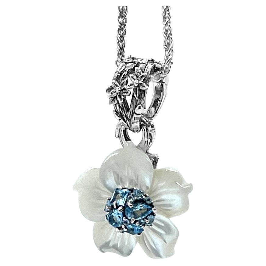 Weißer Perlmutt-Blumenanhänger mit mittelgroßem schweizer blauem Topas im Angebot