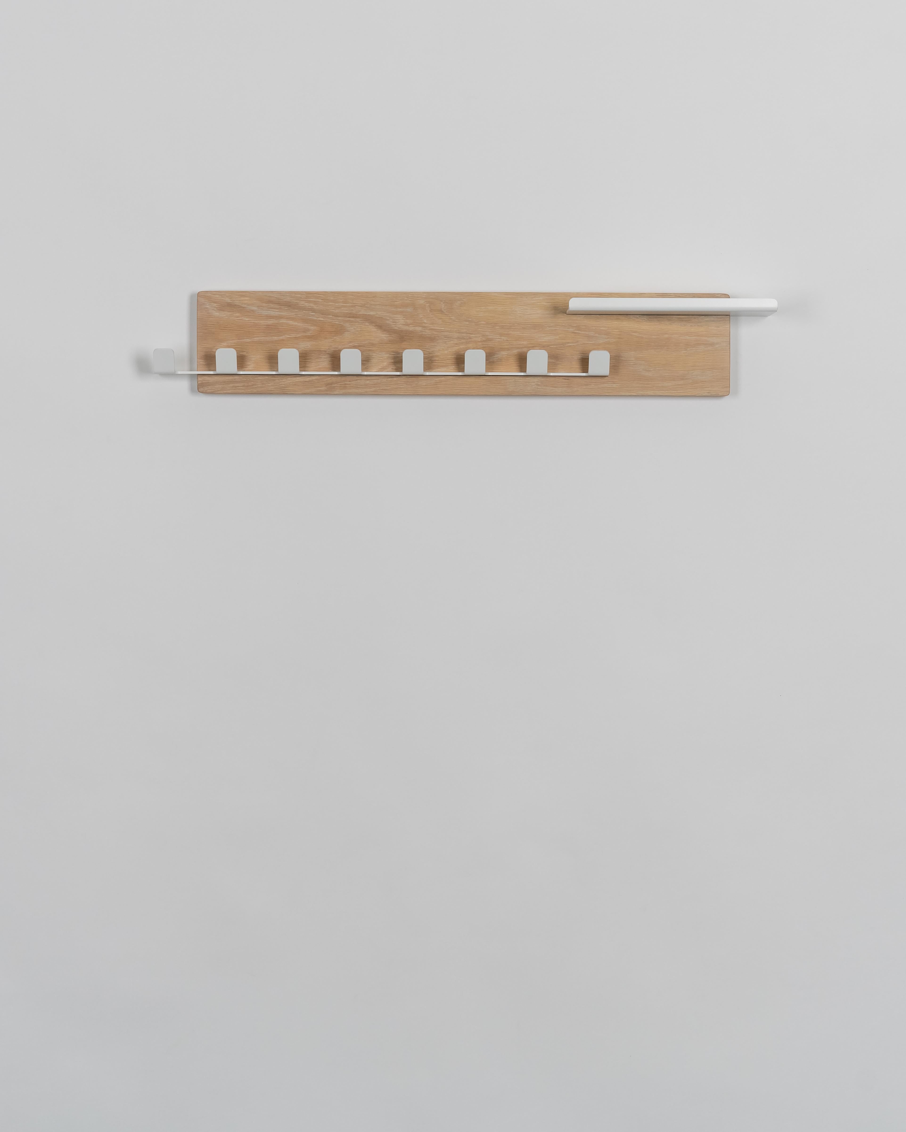 Appendiabiti medio in Oak bianco con metallo verniciato a polvere bianco - The Modern Scandinavian

Questo appendiabiti di medie dimensioni è un raffinato mix di quercia bianca naturale e metallo verniciato a polvere di colore bianco, che