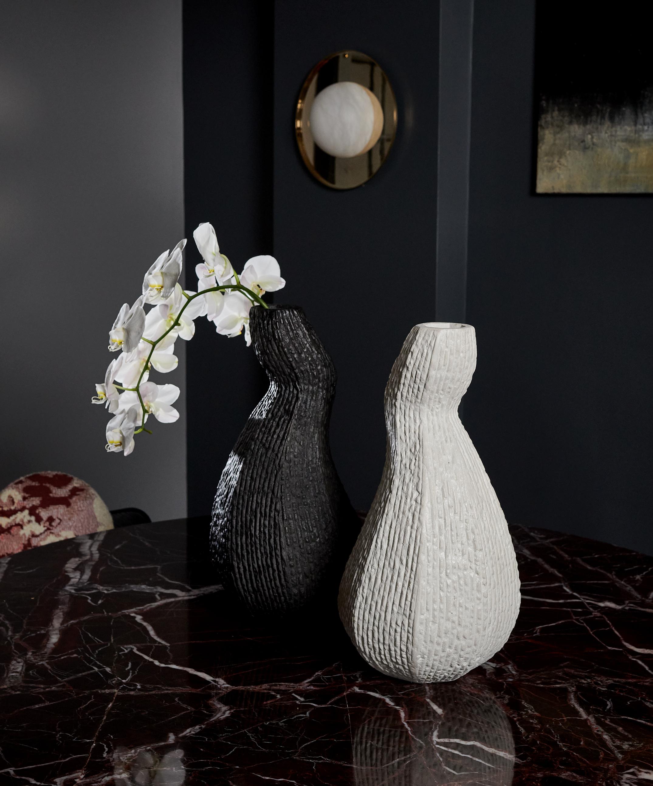 XXIe siècle et contemporain Vase sculptural en pierre calcaire blanc de taille moyenne de Studio Laurence en vente
