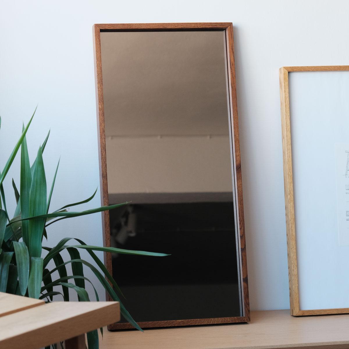 Lo specchio EDGE Series Bronze combina una raffinatezza naturale con una funzionalità moderna, grazie alla cornice in legno massiccio di Oak lavorata a mano e alla superficie dello specchio color bronzo che aggiunge una calda luce d'ambiente a