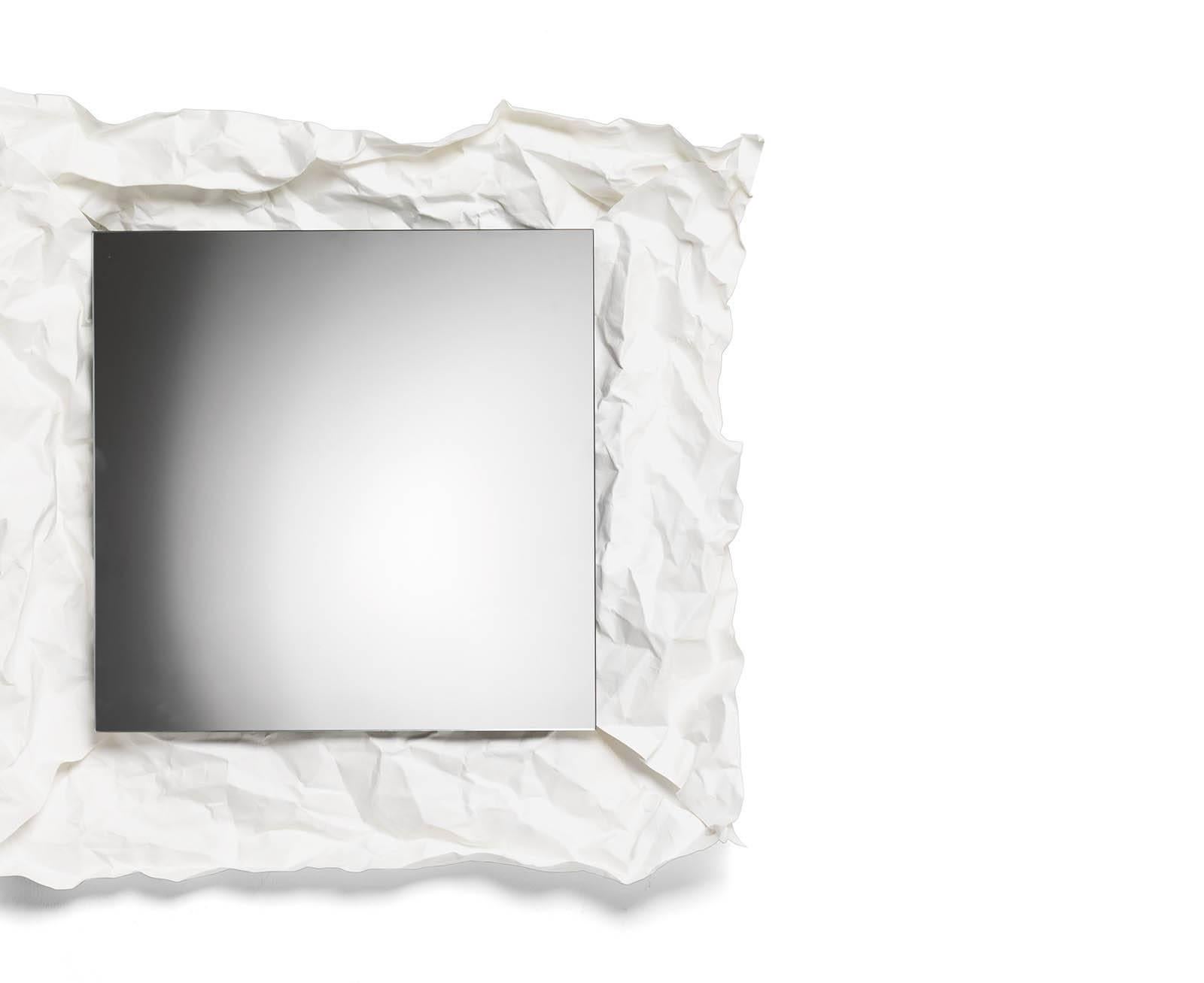 Moderne Miroir « Wow » moyen noir par Uto Balmoral & Mogg en vente