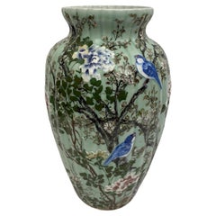 Hochrelief-Porzellan-Celadon-Vase aus der Meiji-Zeit, um 1900