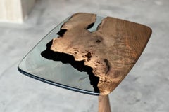 C.I.C. Table d'appoint en noyer et résine cristalline