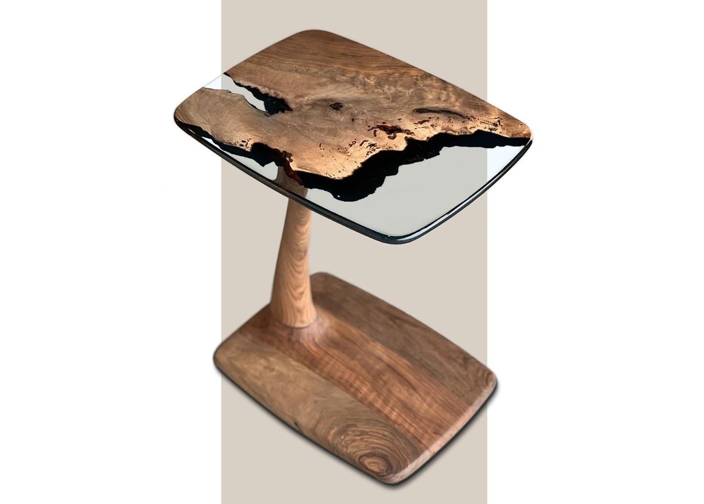 C.I.C. Table d'appoint en noyer et résine cristalline Neuf - En vente à Miami Beach, FL