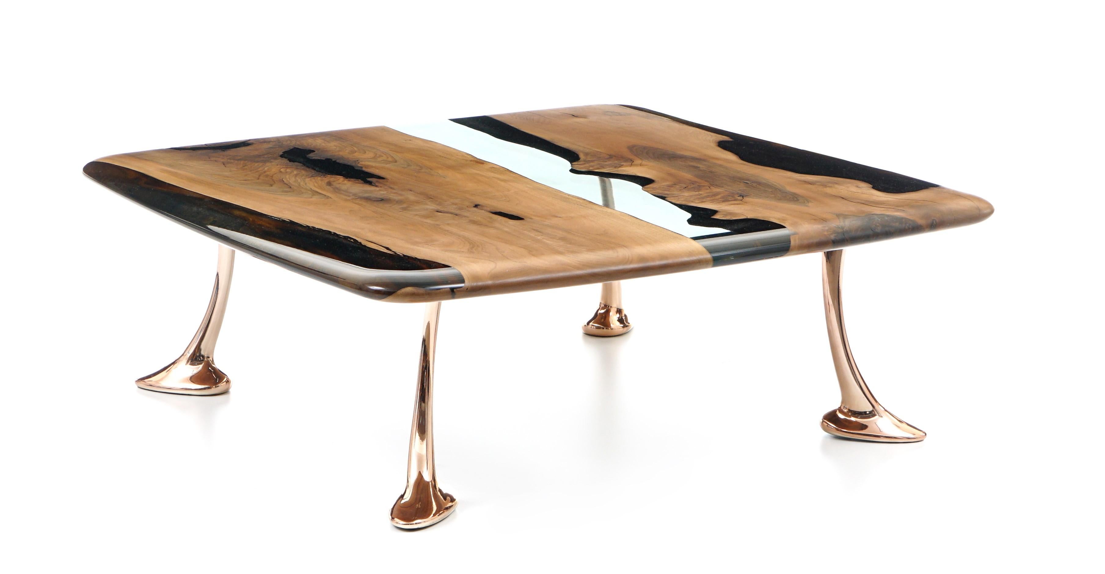 Turc Table basse Medma : Table basse en fonte d'aluminium et résine de noyer en vente