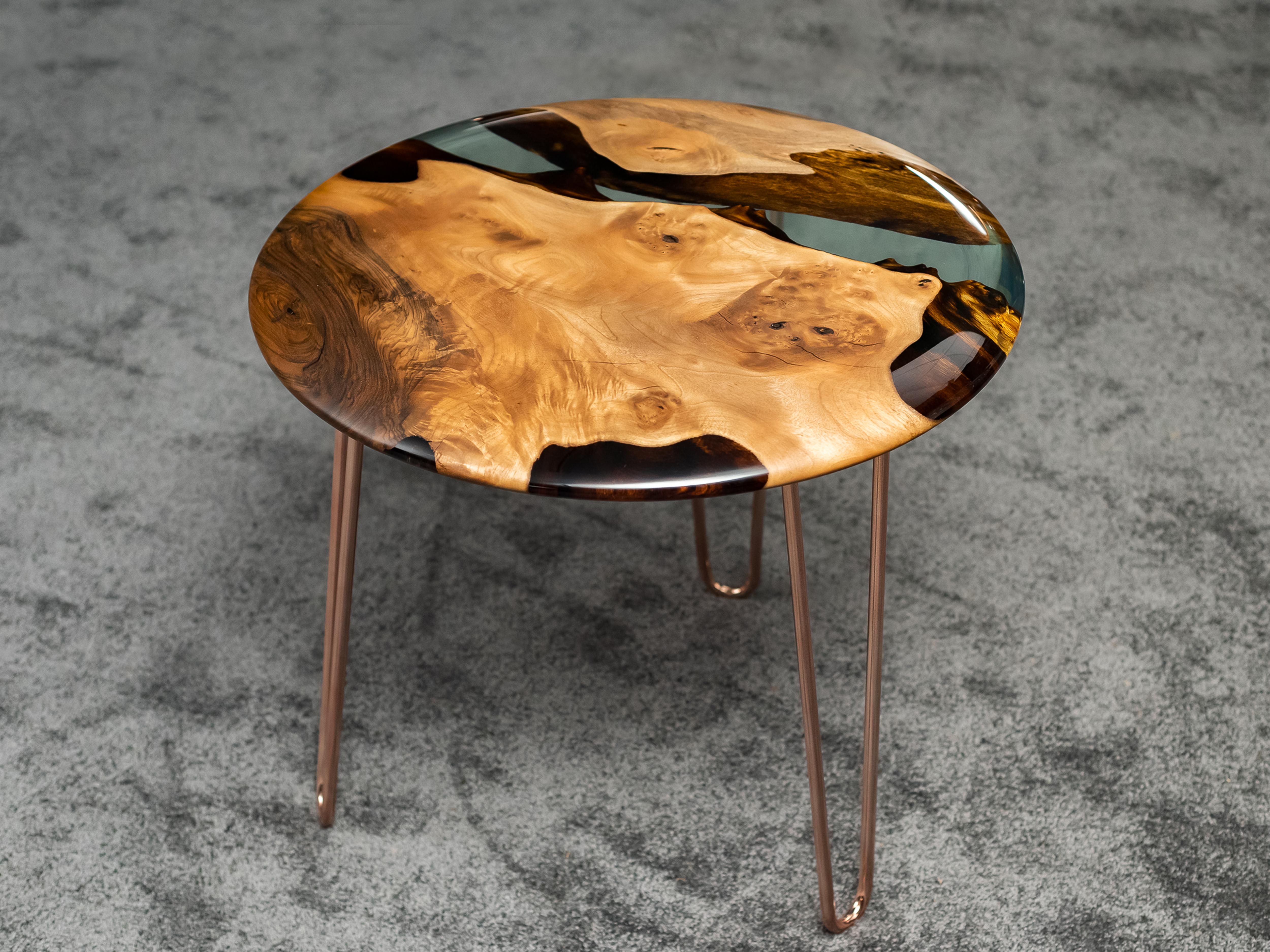 Table d'appoint ronde Medma en noyer et résine cristalline en vente 2