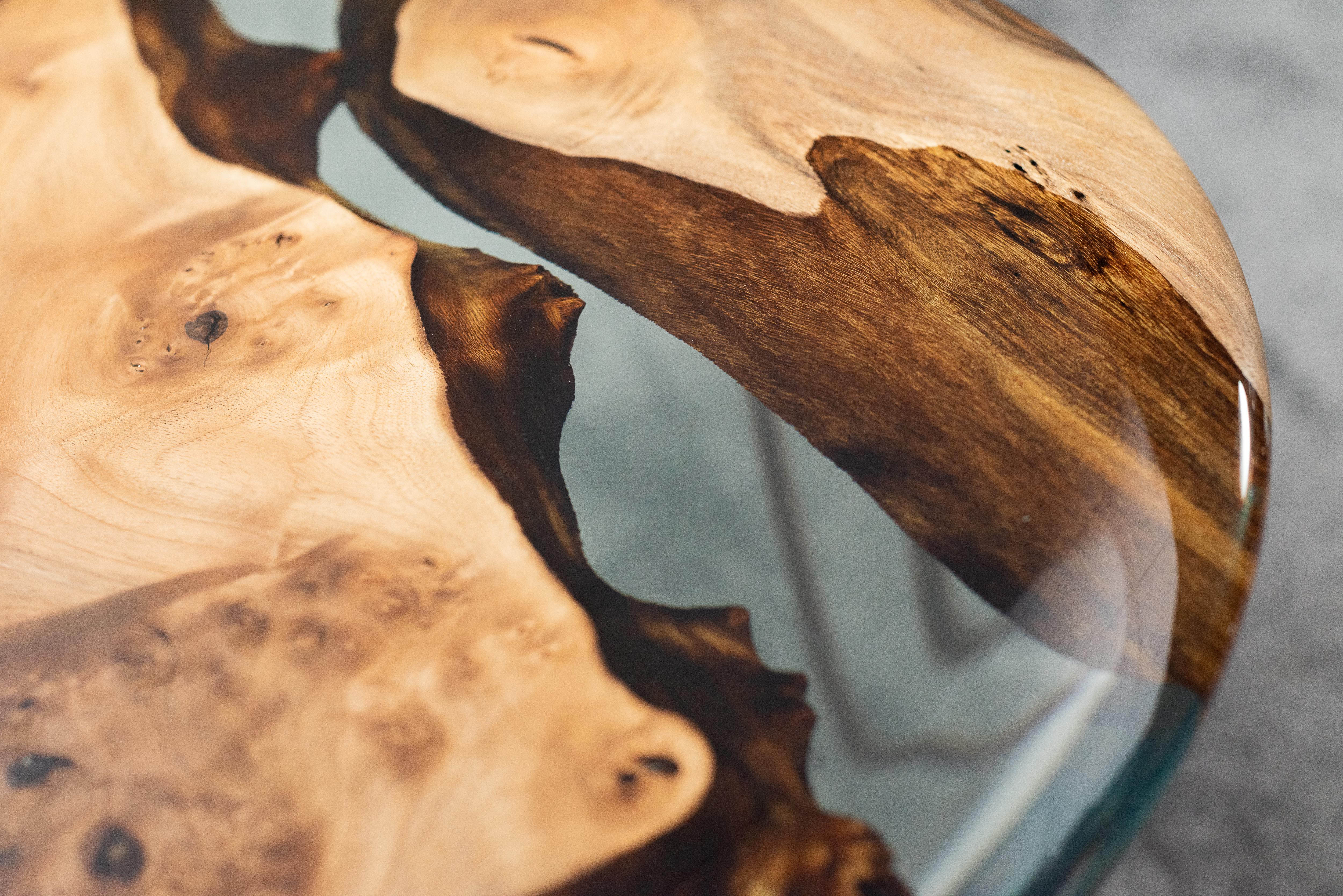 Table d'appoint ronde Medma en noyer et résine cristalline en vente 3