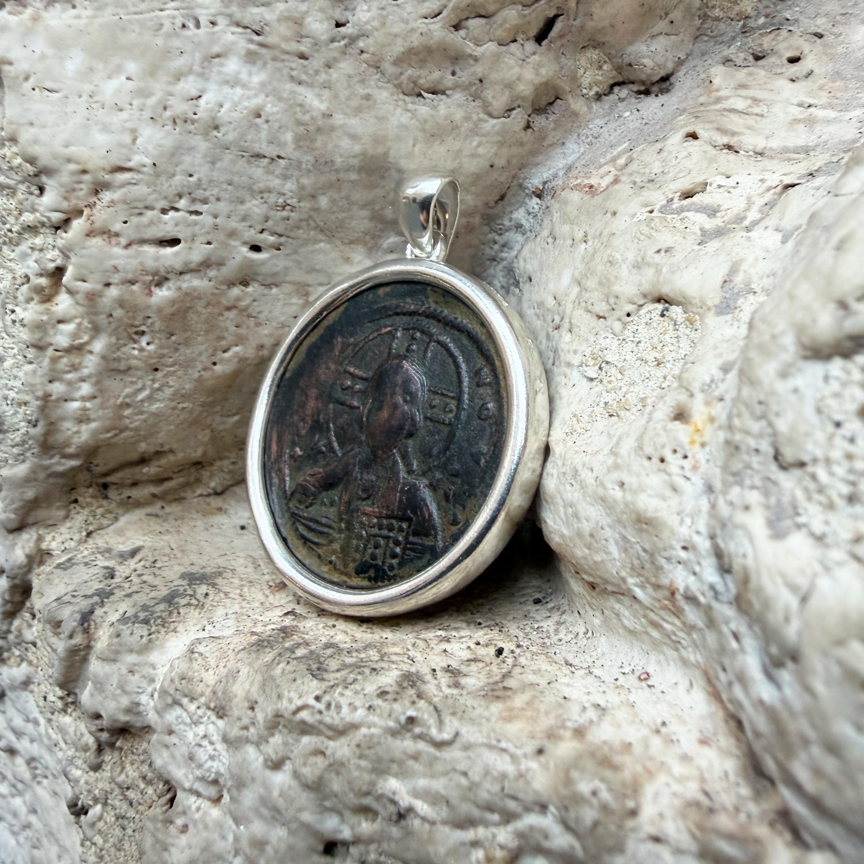 Cette bague met en valeur une authentique pièce d'argent grecque du IVe siècle avant J.-C., représentant Méduse, l'une des trois Gorgones. La Méduse, figure emblématique de la mythologie grecque, avait une réputation redoutable, connue pour sa