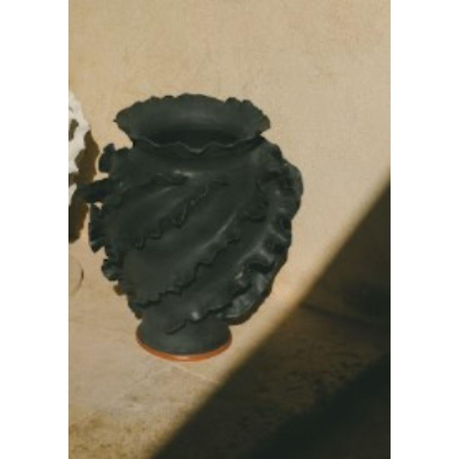 Medusa black vase by Casa Alfarera
Dimensions: D 45.7 x H 48.3 cm
Materials: Matte black glaze

The Medusa Vase is a large flower pot or decorative piece that takes the conch motif that Casa Alfarera has been developing since the origin of the