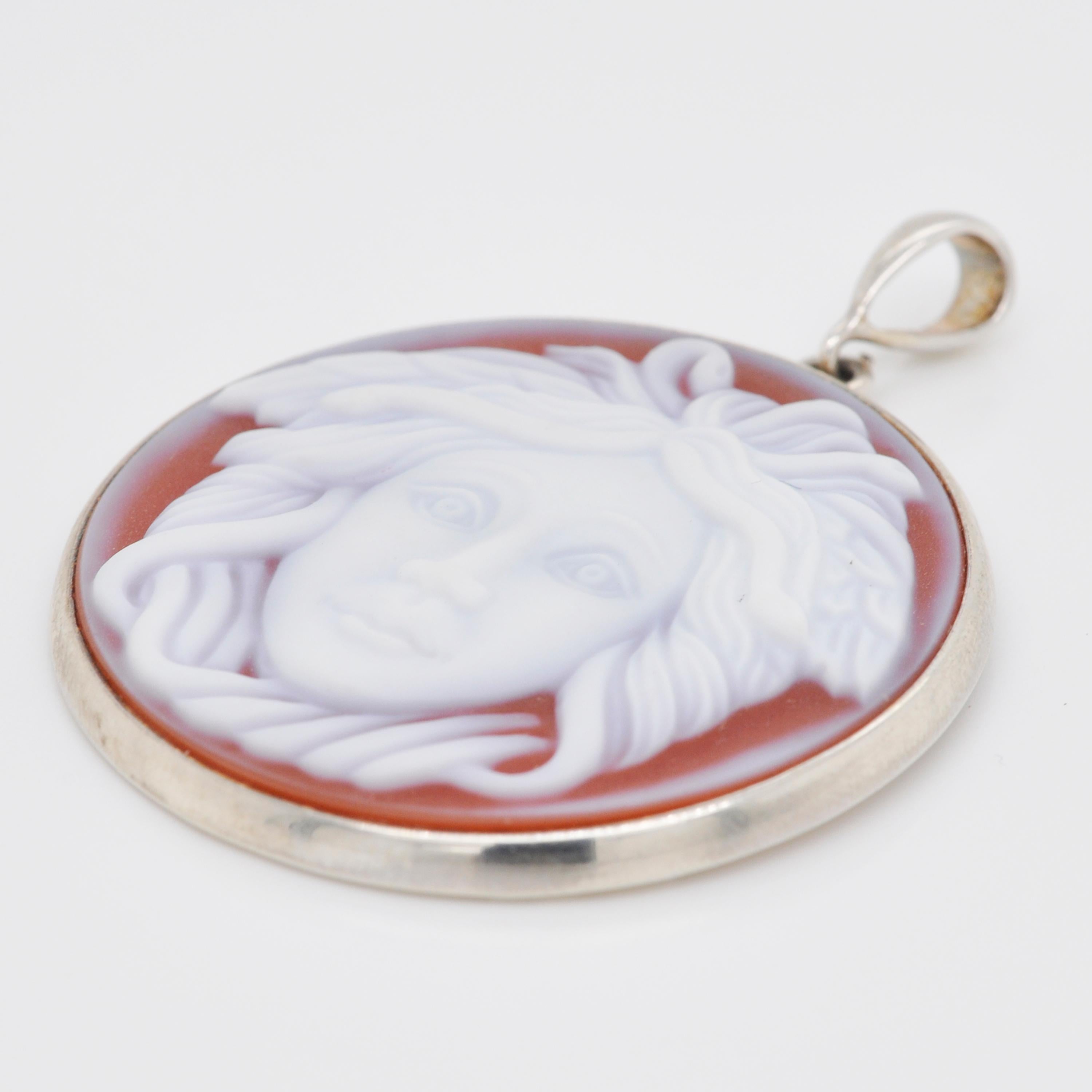Medusa Versace Carving Agate Cameo Sterling Silver Pendant Necklace In New Condition For Sale In Jaipur, Rajasthan