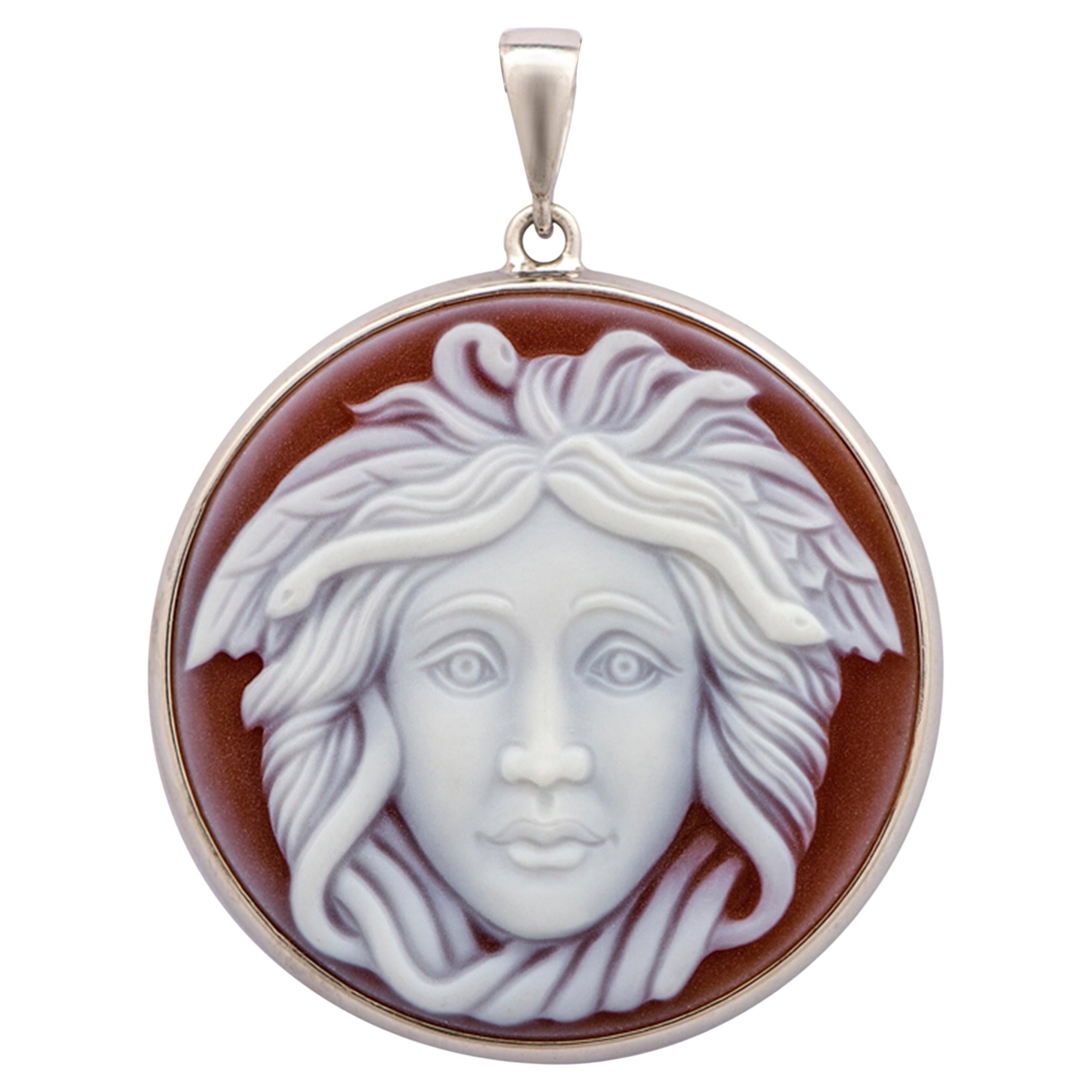 Collier pendentif Medusa Versace en argent sterling avec camée en agate sculptée en vente