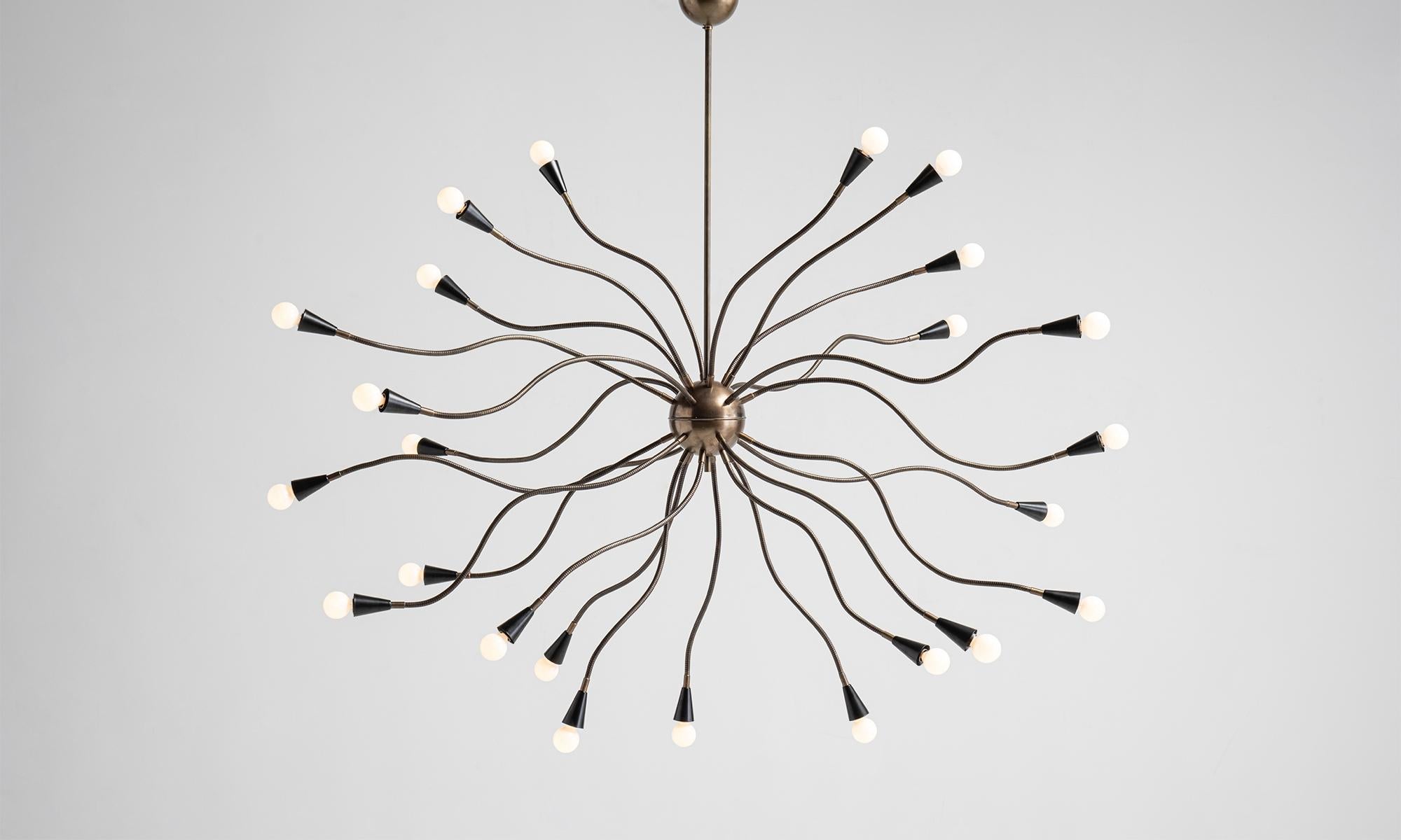 Lampadario Medusa
Italia, 21° secolo
Lampadario metamorfico con 25 bracci articolati in ottone e paralumi in metallo verniciato nero.
64 