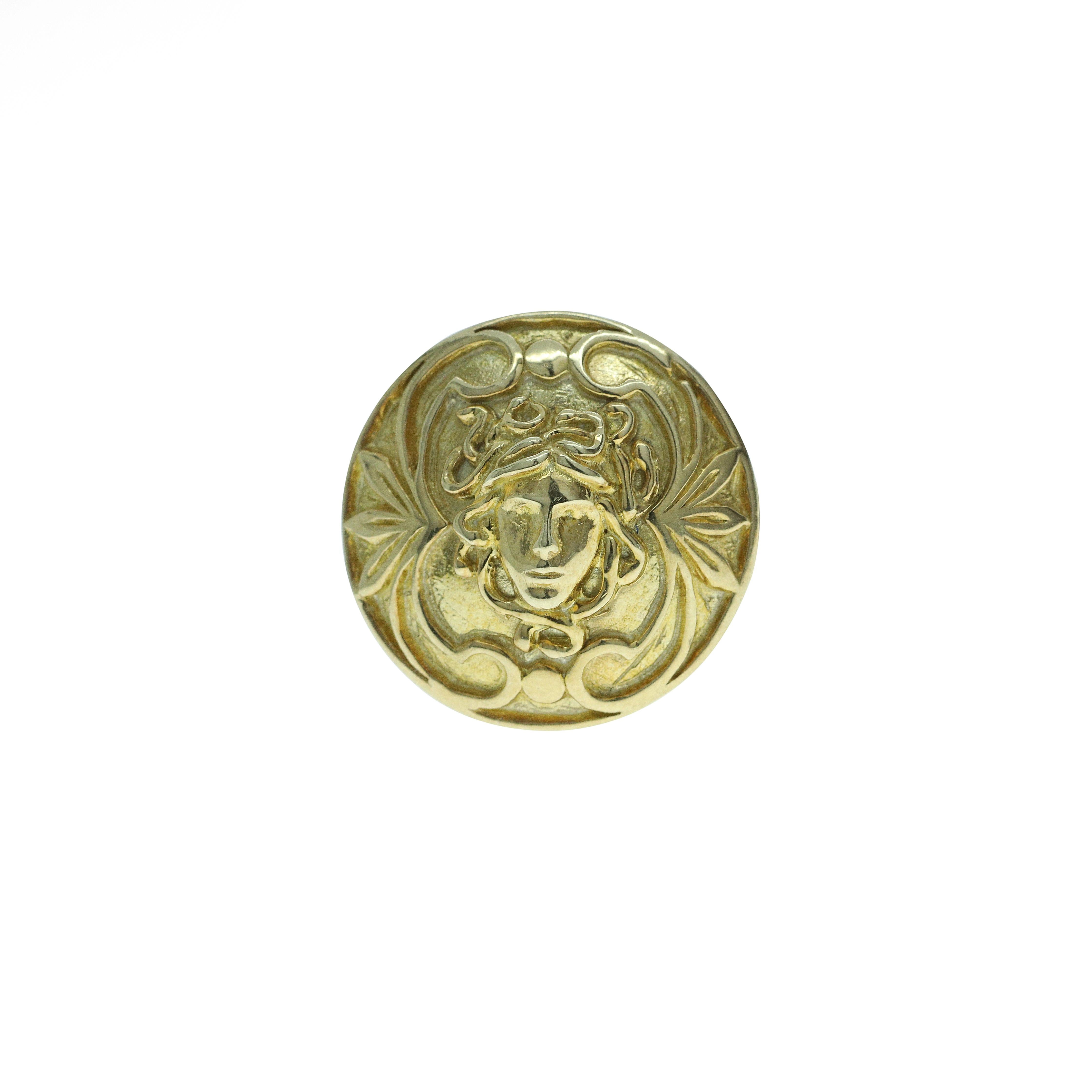 Une paire vibrante de boutons de manchette inspirés de Medusa, créés entièrement à la main à partir d'argent 925 électroplaqué en jaune. Les boutons de manchette mesurent environ 1,5 centimètre de diamètre. 

Elles sont également disponibles en