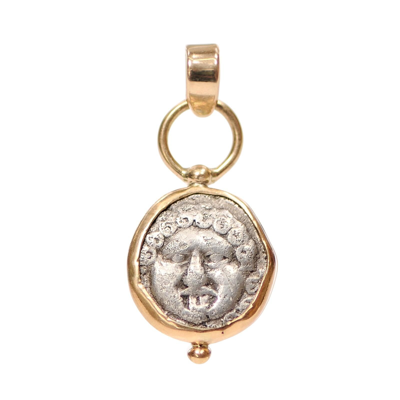 Un dracma [moneda] de plata con un retrato de Medusa adornado con oro de 18 quilates. Esta moneda mide 13 mm de ancho y pesa 2,72 gramos sin el ribete dorado. Esta moneda fue acuñada en Tracia, Apolonia Póntica, hacia 480-450 a.C. En el anverso,