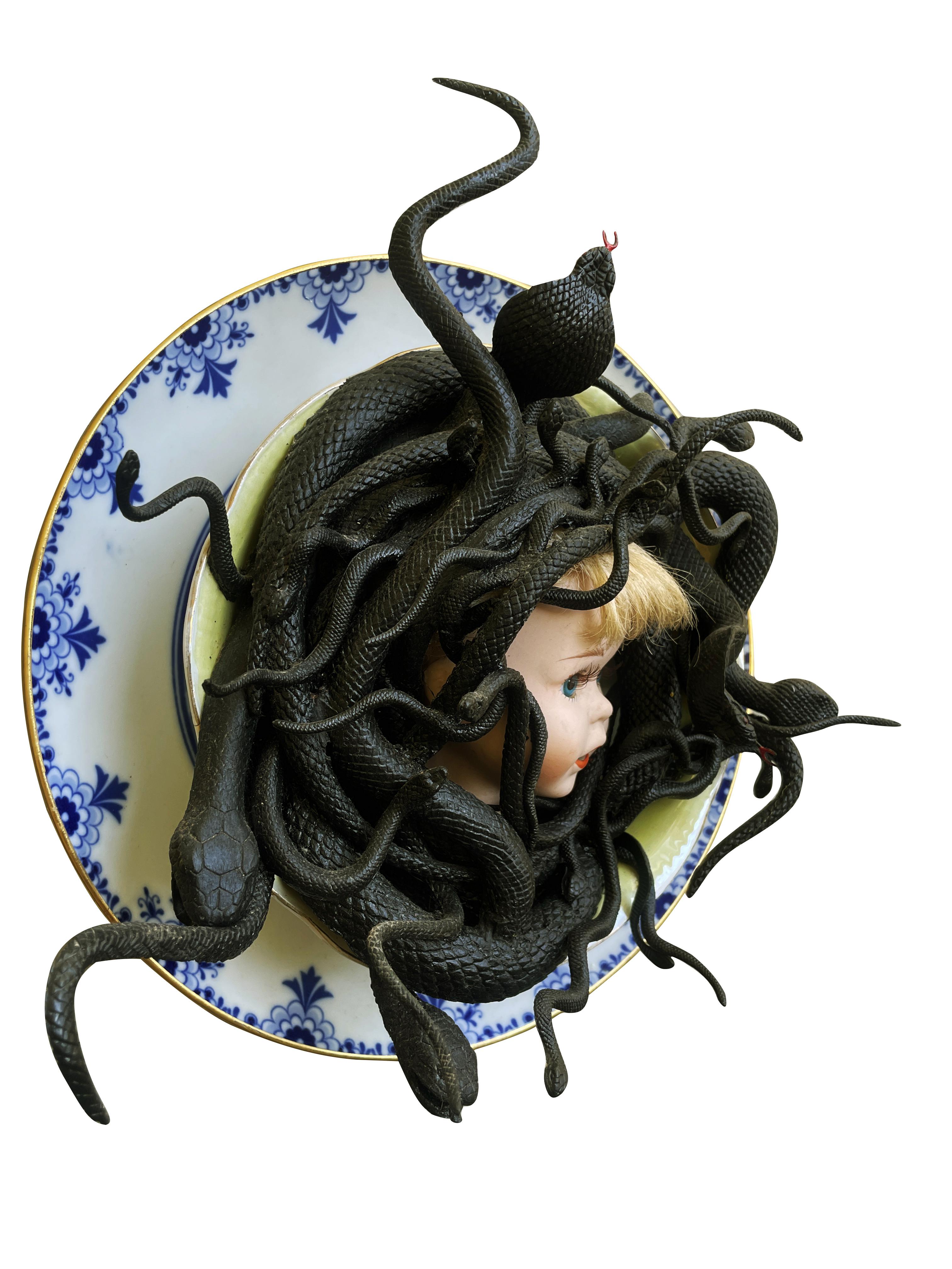 Medusa es una pieza única:
Composición realizada con:
Plato de cerámica inglesa.
Fabricación: feuers.
Cuenco de porcelana amarilla.
Fabricación: Heinrich Bavaria.
Juguetes de plástico con cabeza de muñeca de porcelana.
Sistema de suspensión mediante