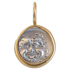 Medusa, Gorgona y Toro - Siglo IV a.C. engastados en oro de 22 quilates