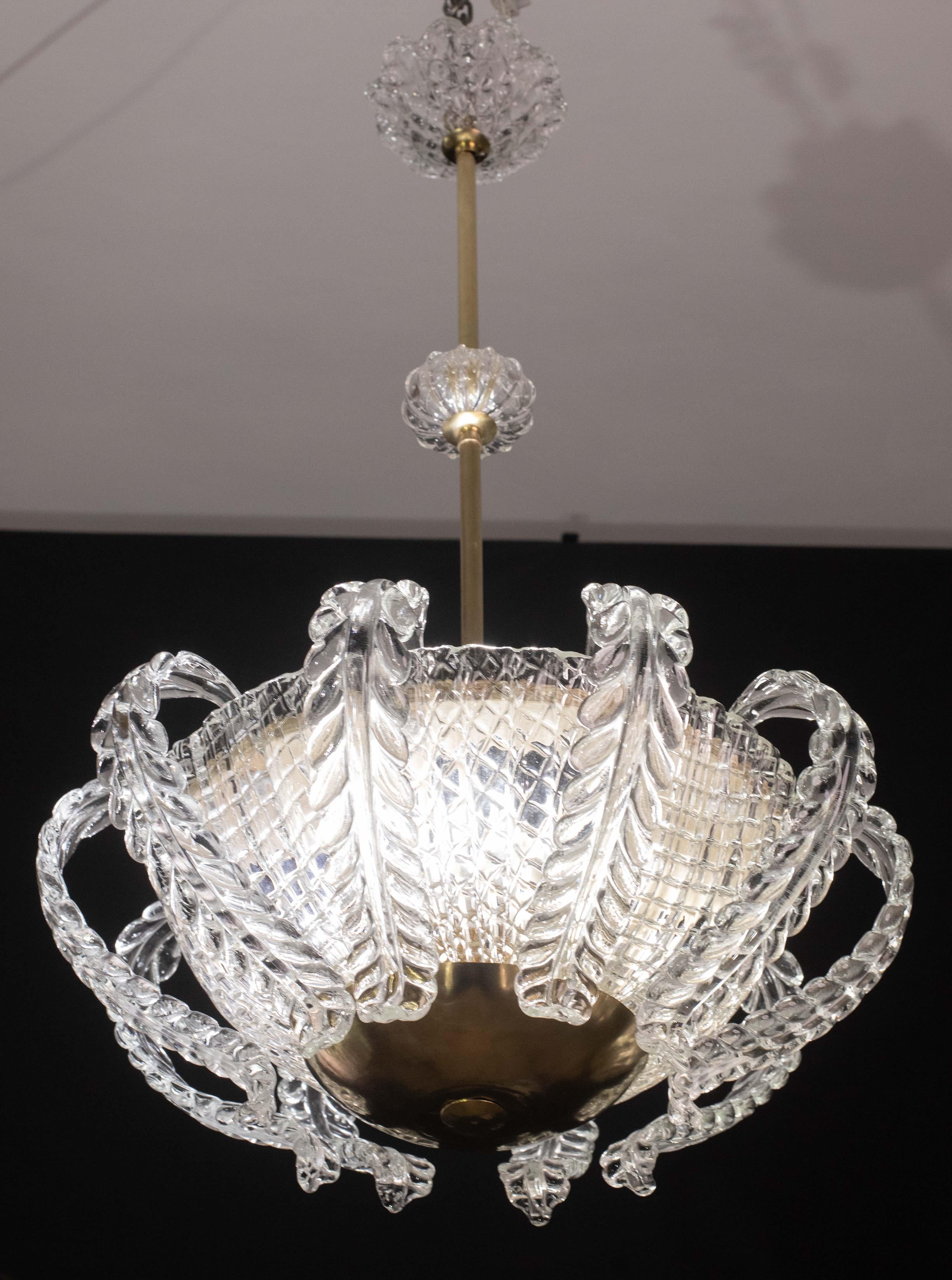 Wonderful Murano chandelier in art deco style attributed to the Barovier and Toso glassworks.

Period of production:1940 1950s.

The chandelier consists of a beautiful central glass bowl from which 10 leaves cascade down from which it takes its name