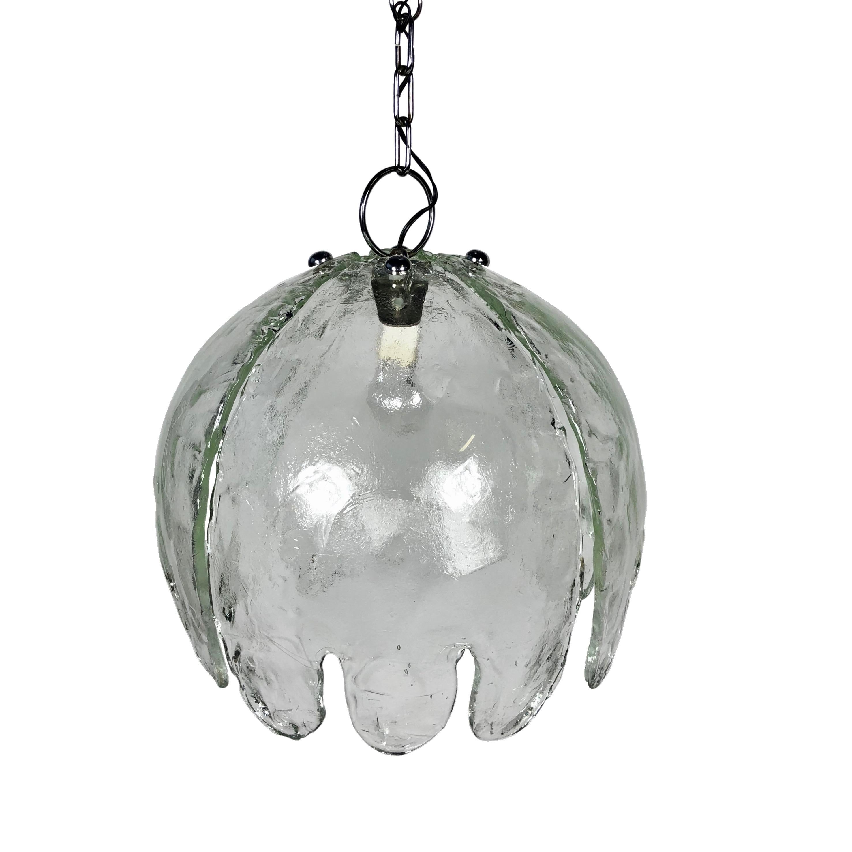 “Medusa” pendant by Lamperti made of four textured Murano glass pieces in the shape of a jellyfish. Each glass is 45 cm tall and the pendant has its original label: 