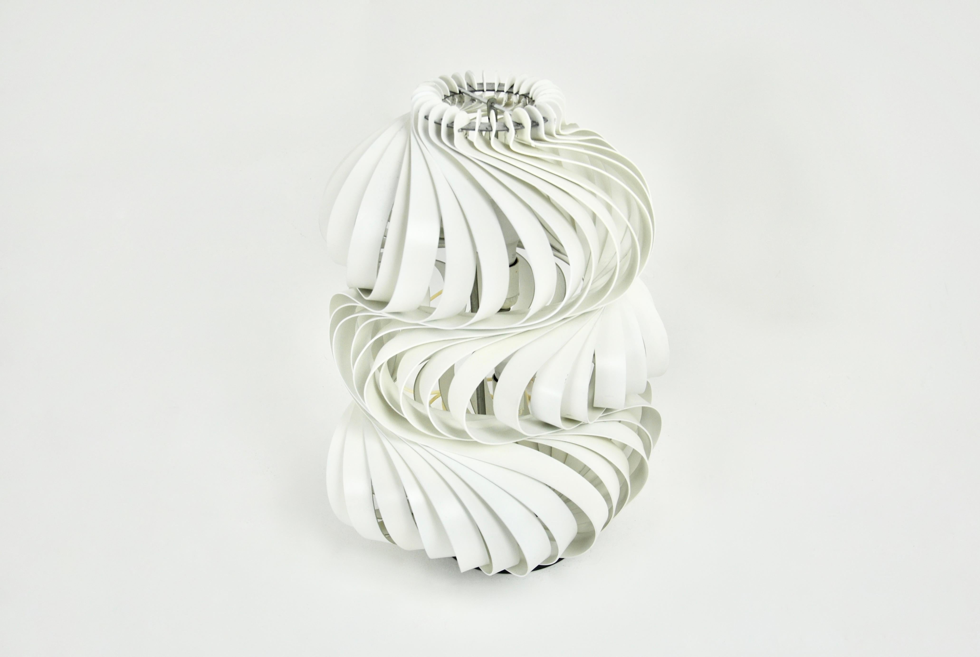 Spiralförmige Lampe mit weißen Metallblättern von Olaf Von Bohr. Modell: Médusa. Abnutzung durch die Zeit und das Alter der Lampe.