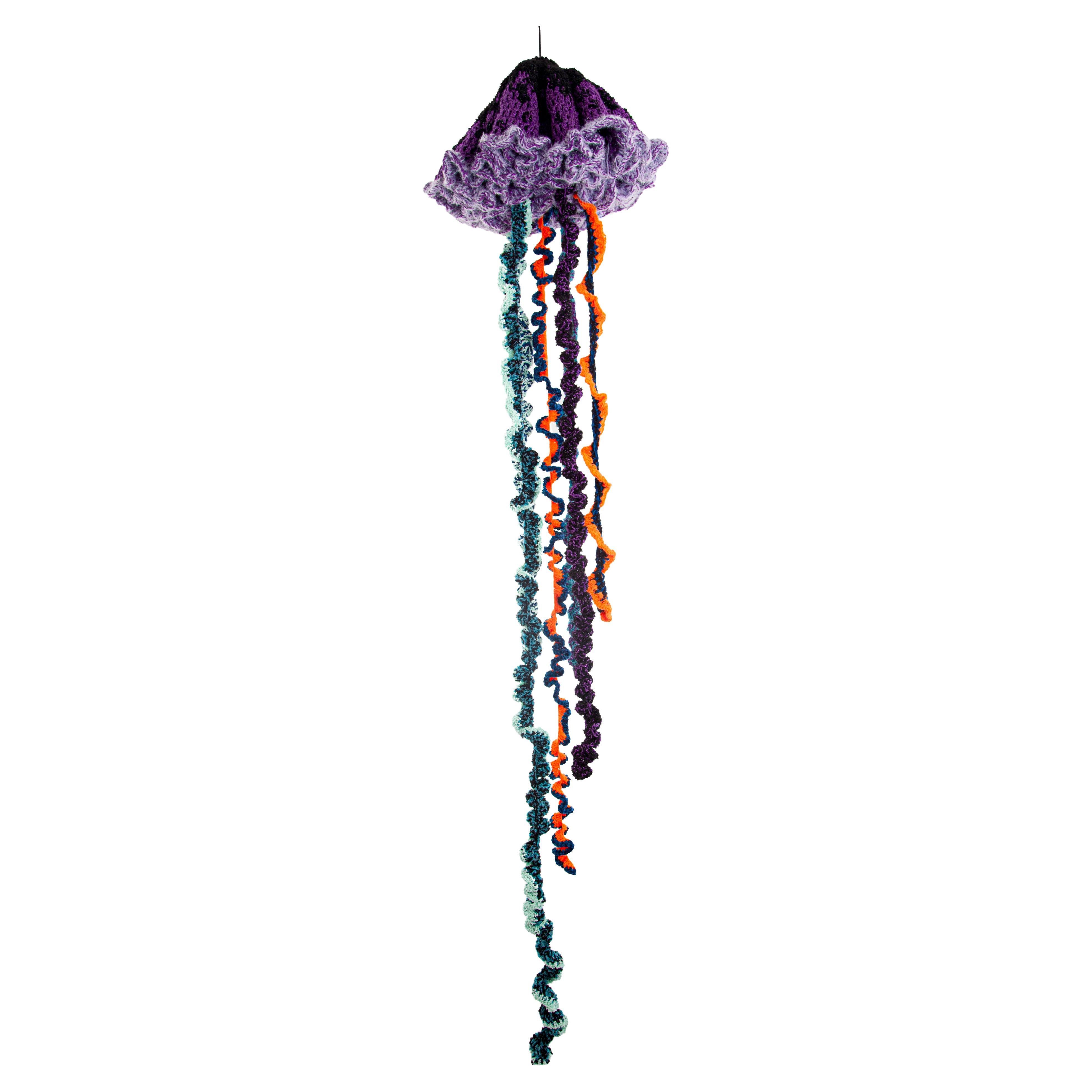 Lampe « Méduse » réalisée au crochet et à partir de fils mélangés en vente