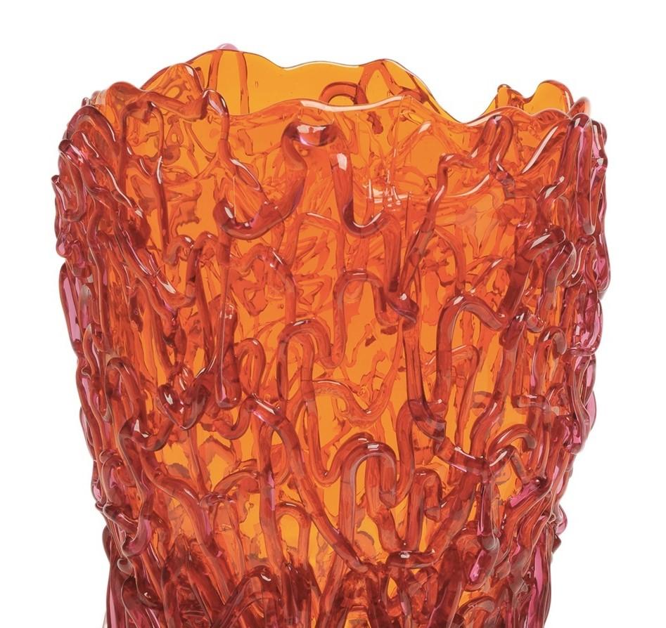 Combinando colori vivaci e una silhouette audace, questo vaso farà la sua figura in una casa contemporanea. Questo pezzo sorprendente, realizzato interamente in resina morbida, è stato disegnato da Gaetano Pesce nel 1995 per la collezione Fish