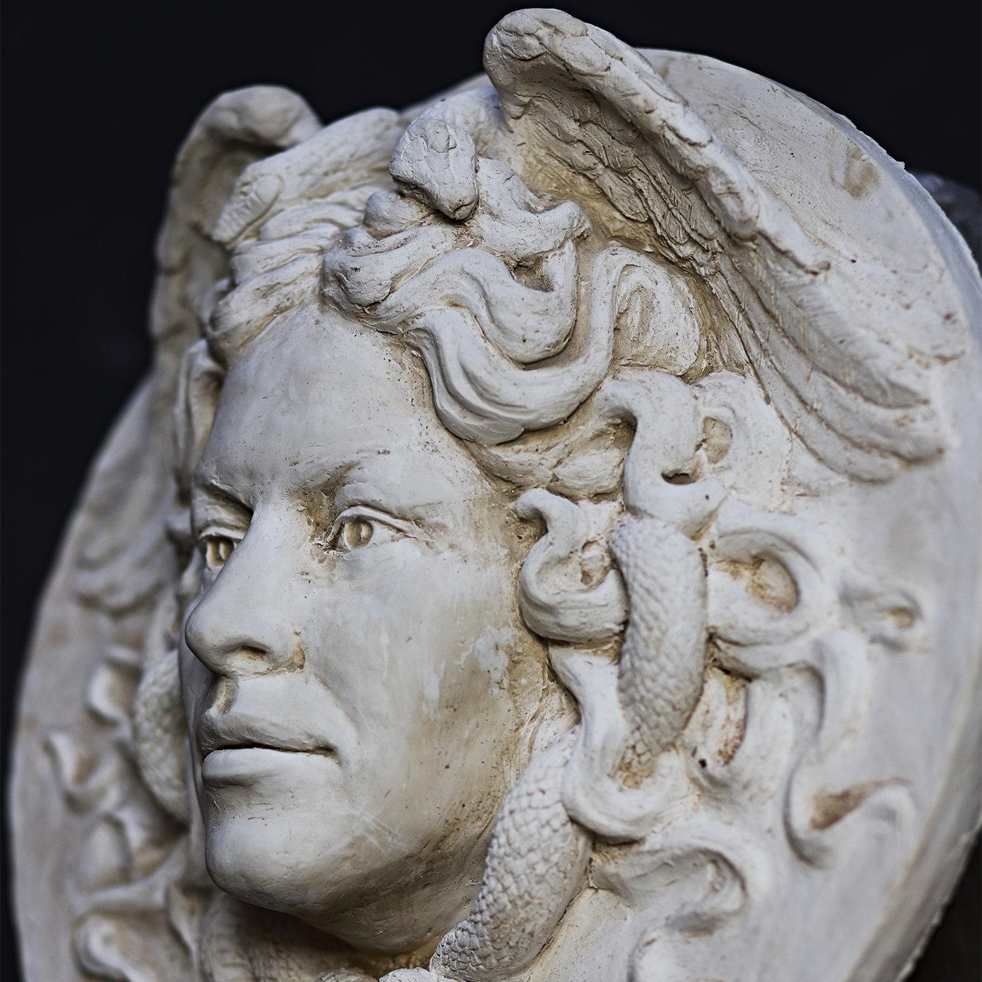 Œuvre d'art extraordinaire des sculpteurs Romanelli, ce bas-relief s'inspire de la célèbre Medusa Rondanini, copie en marbre hellénistique de la tête de la déesse Méduse. Absolument stupéfiante dans ses traits parfaits et archétypaux, la figure