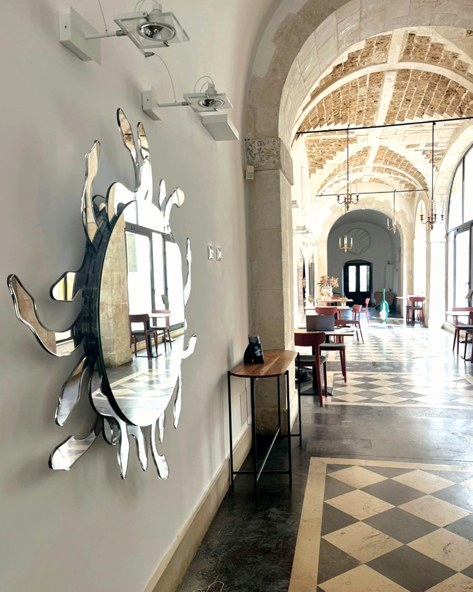Acciaio inossidabile Specchio da parete scultoreo Medusa Medio Neo Barocco in vendita