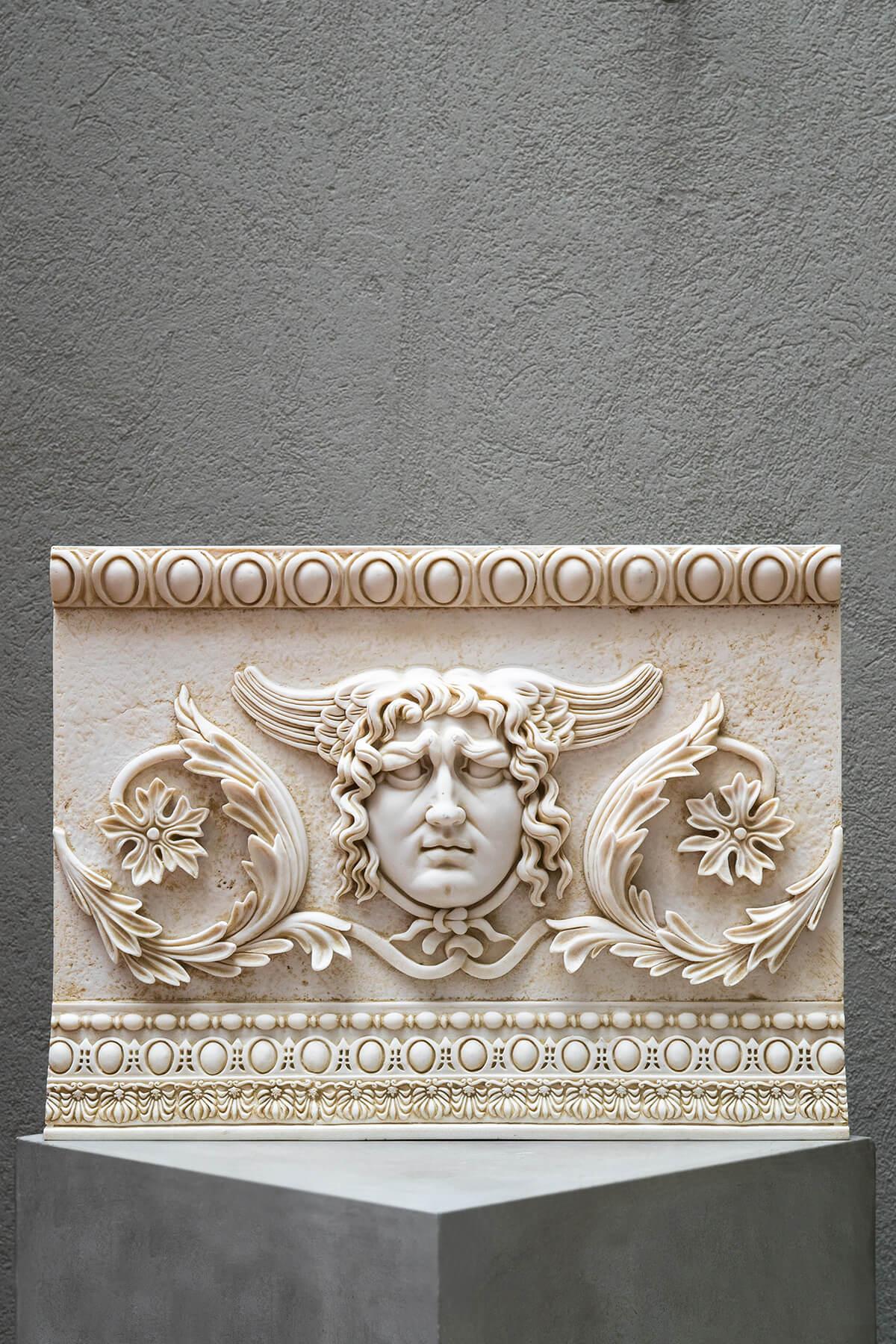 Medusa-Relief mit komprimiertem Marmor pulverbeschichtet (Türkisch) im Angebot