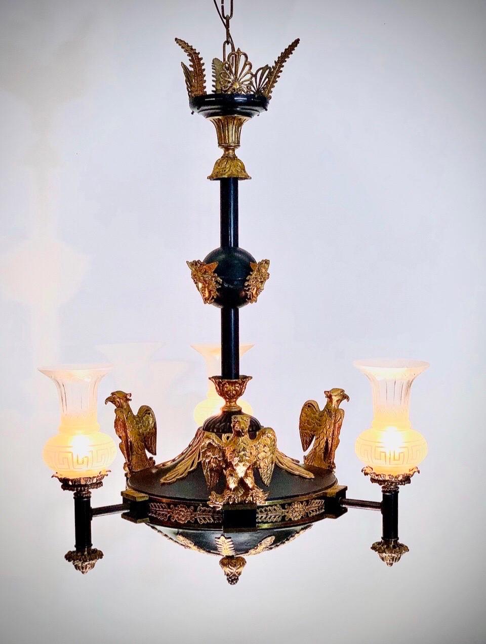 Diese prächtige 19. Jahrhundert Französisch Empire Eagle Mounted Bronze Gasolier / Kronleuchter hat drei Fackel dekoriert Lichter mit griechischen Schlüssel Trump Schirme. Dieser Grand Imperial Kronleuchter / Gassolier hat eine elegante zweifarbige