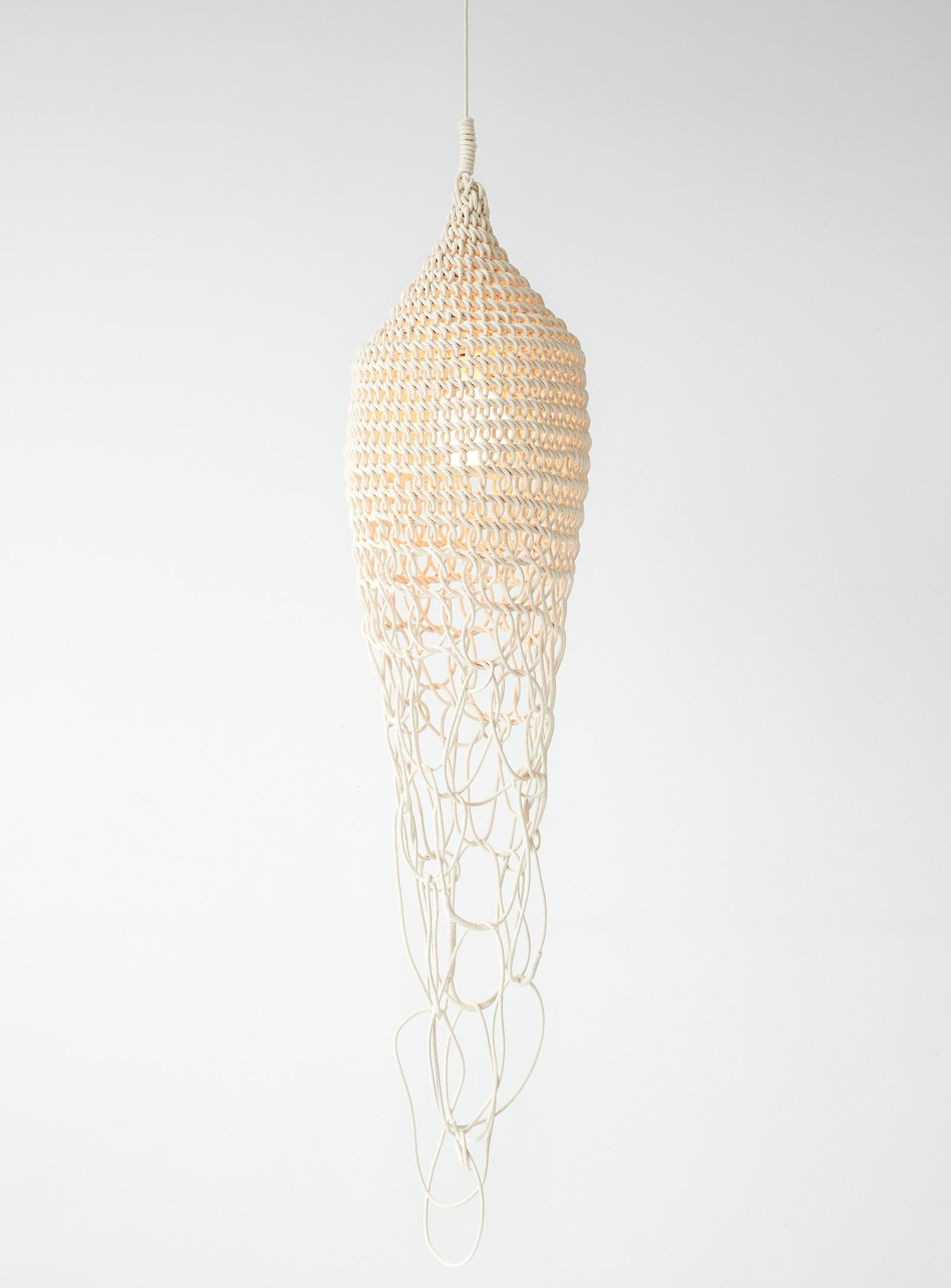 Medusa Skulpturale Lampe, handgehäkelt von Annie Legault Amulette im Angebot 8