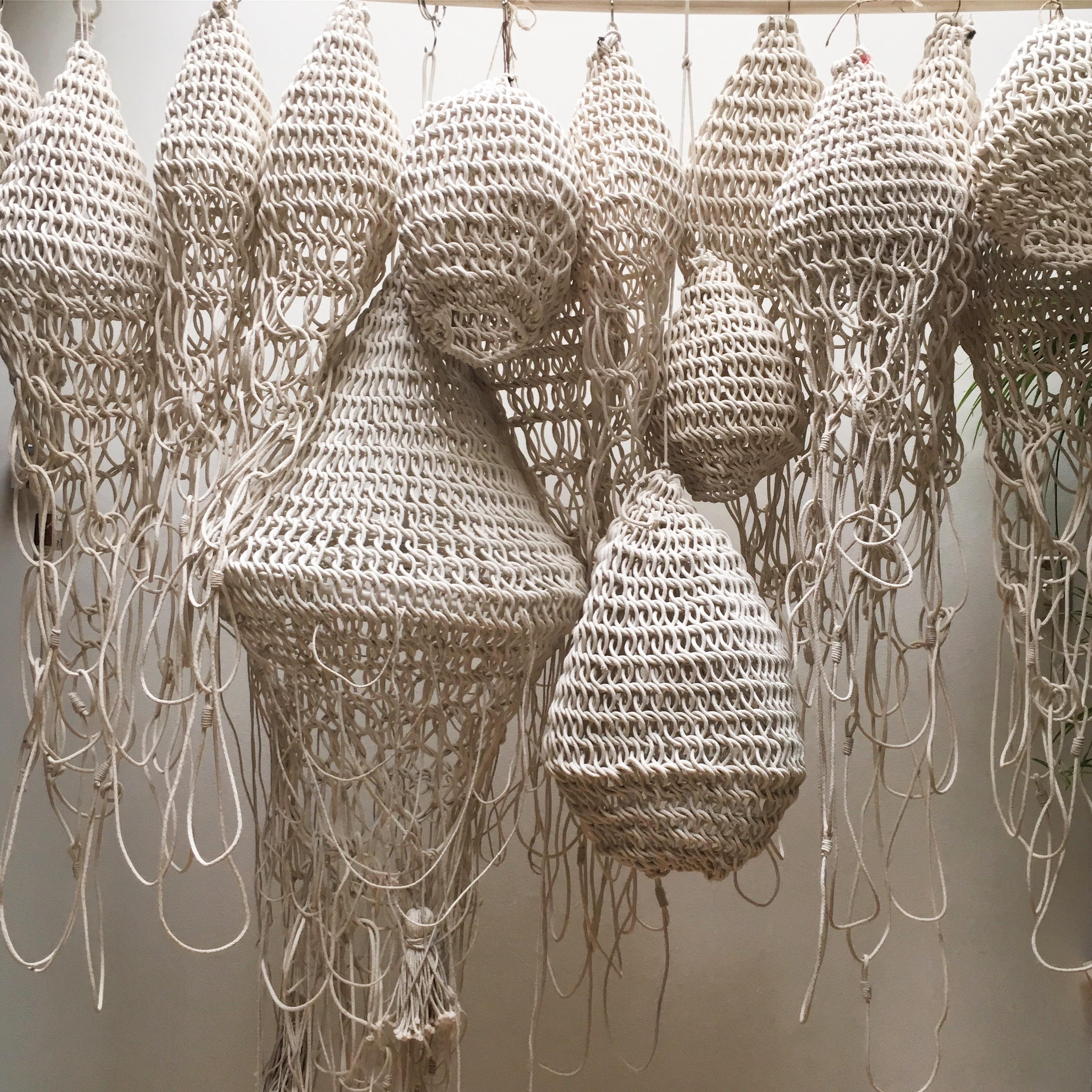 Die Faserkünstlerin Annie Legault ist ein Fan des Slow-Designs und fertigt jedes Textilstück in ihrem Atelier in Old Montreal von Hand an. Als Fiber-Power-Künstlerin, die sich seit 2013 auf handgefertigte Objekte, funktionale Kunstwerke und