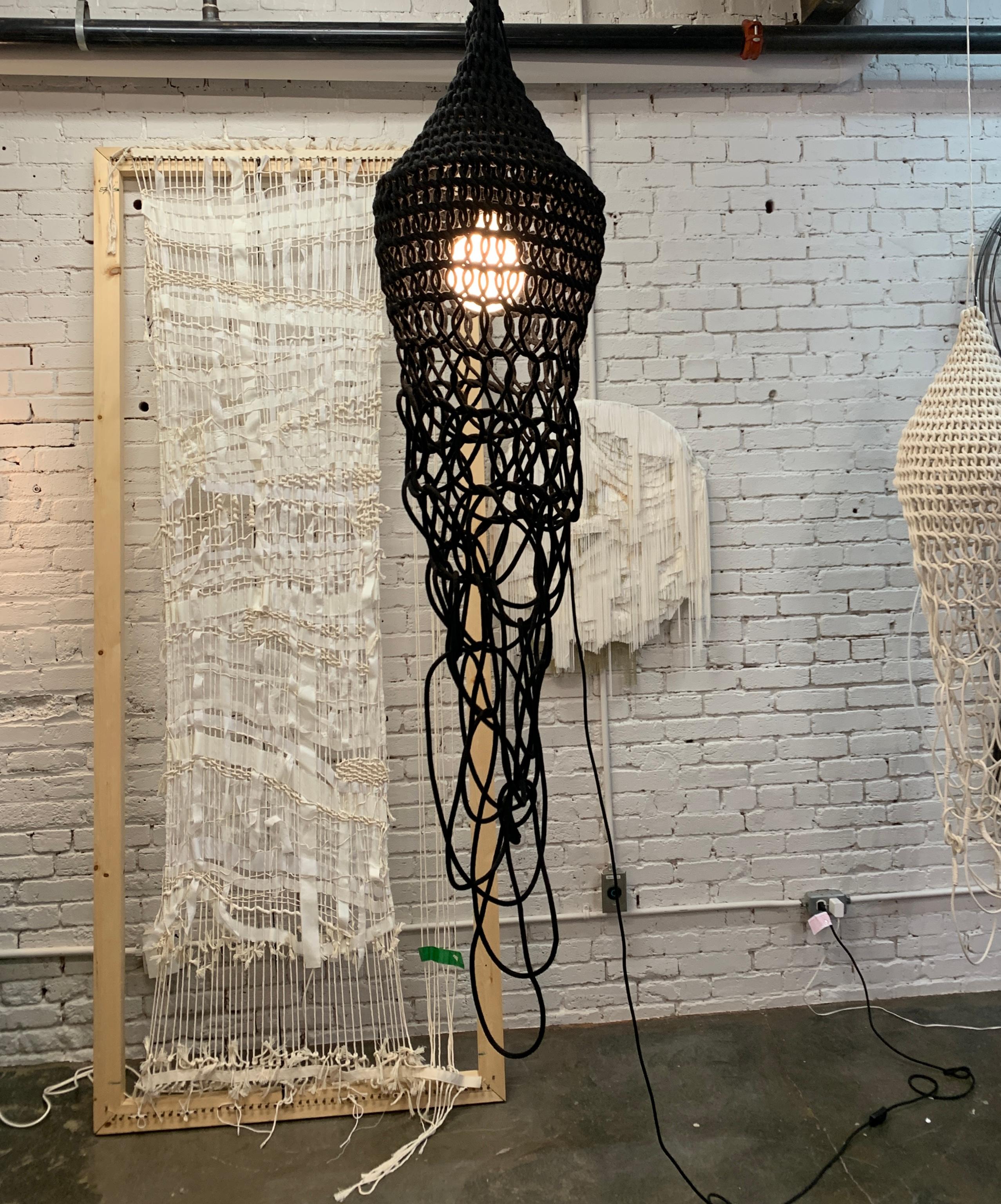 Medusa Skulpturale Lampe, handgehäkelt von Annie Legault Amulette (Jute) im Angebot