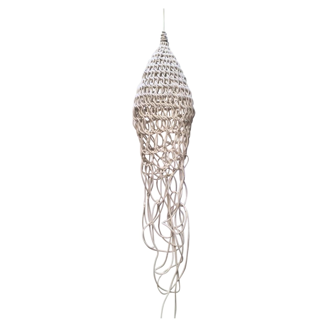 Lampada scultorea Medusa realizzata a mano all'uncinetto da Annie Legault Amulette