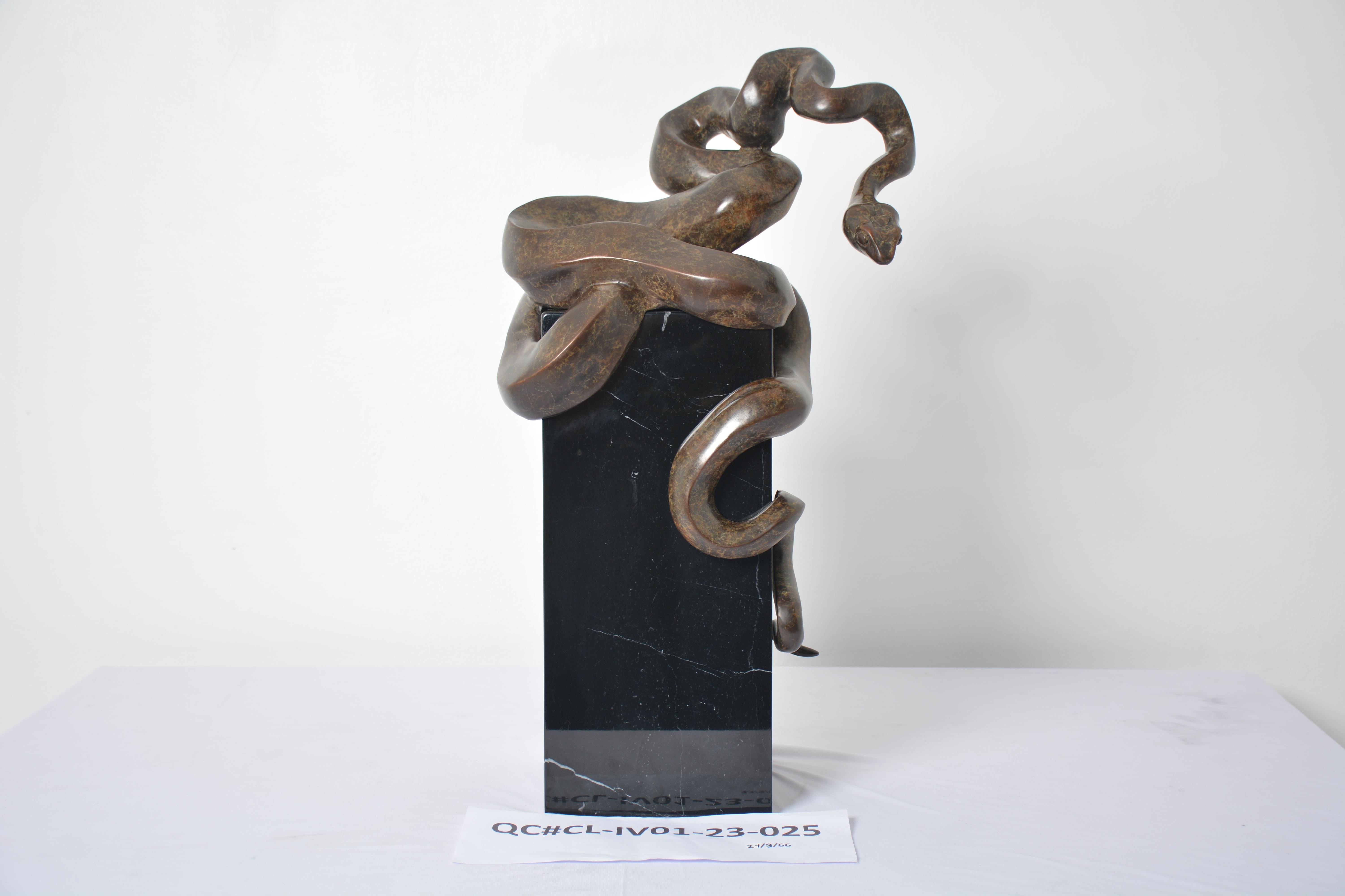 Disponibile ora e pronto per la spedizione!  Scultura in bronzo su piedistallo in marmo realizzata con il processo di fusione a cera persa, strofinata a mano e rifinita con patina antica. 

Dimensioni:
L 13,8 x P 10,4 x H 24