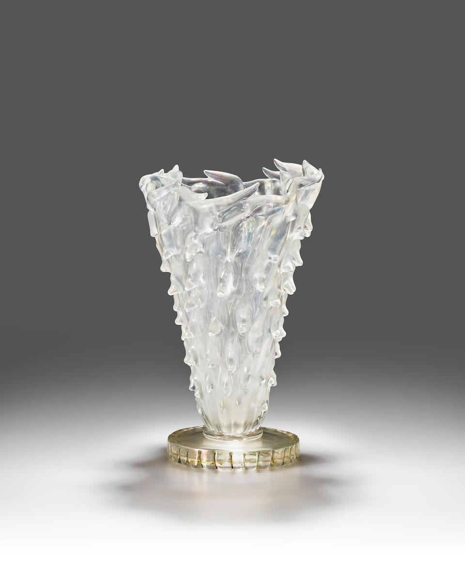 Lampe de table Medusa par Ercole Barovier (1889-1974) circa 1935 pour Barovier&Toso and Co. Verre soufflé en cristal vénitien avec une surface irisée conçue comme une torche de feu.

Barovier a marqué l'entreprise, l'industrie de la verrerie et