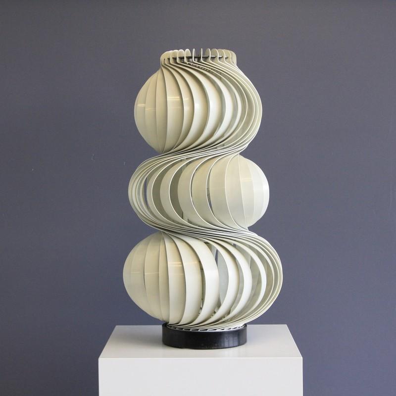 Table lamp designed by Olaf von Bohr. Italy, Valenti, 1968.

A nice early model of this table lamp, named Medusa, comprising of cream painted and shaped polyester fibreglass diffuser arranged in a spiral shape. Black round base with two light