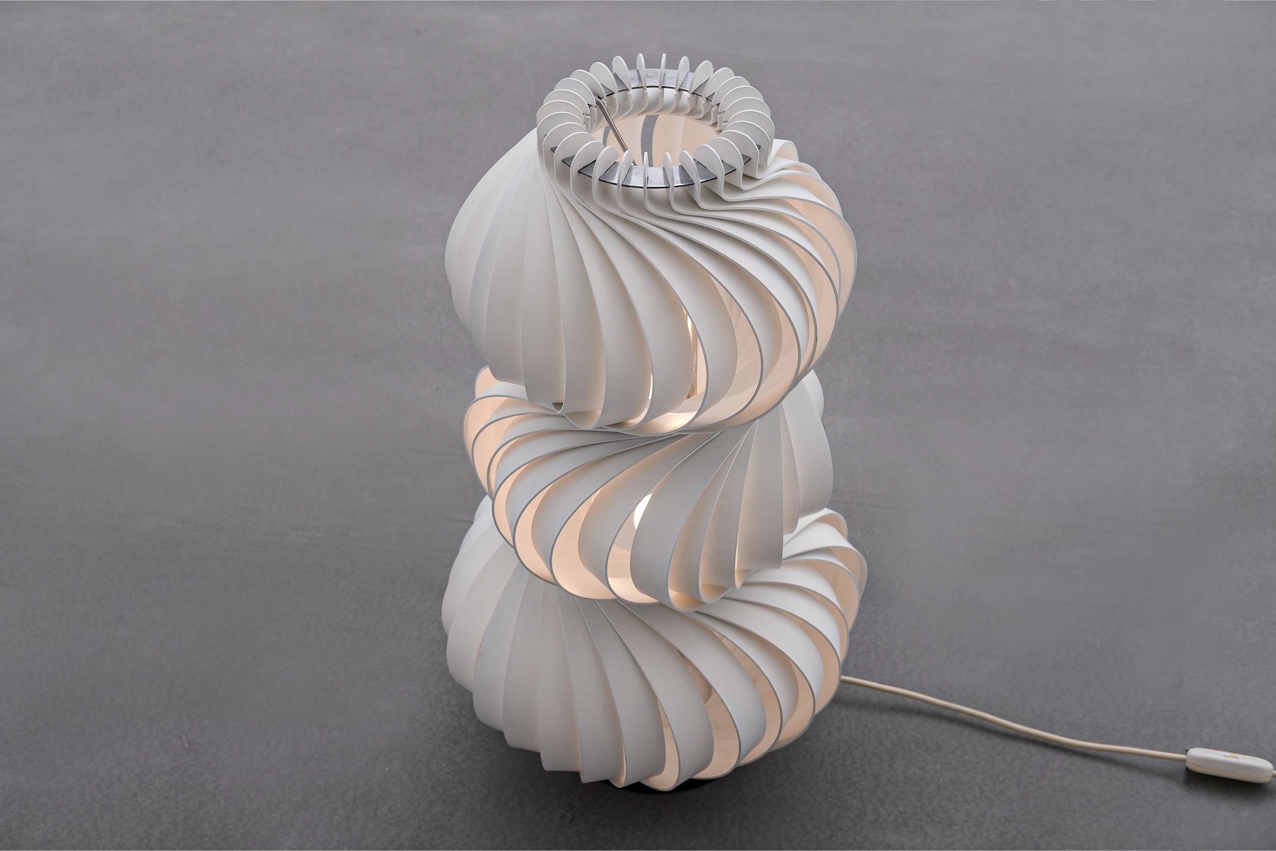 Medusa table lamp by Olaf von Bohr for Valenti, Italy, 1968. Elegant organic design composed of curved and twisted lacquered aluminium slats. Very playful and modern appearance with an interesting light partition. Provided with two E-27 light