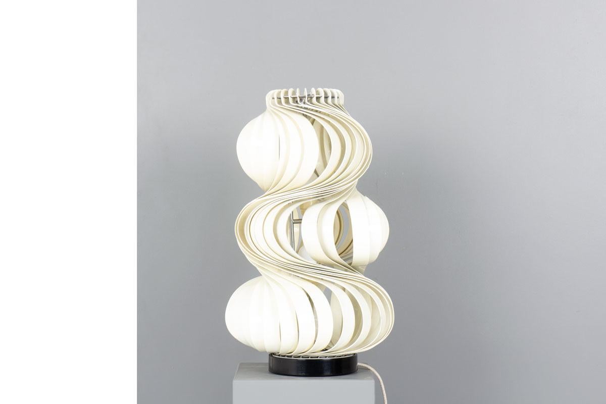 Pièce marquante du design italien des années 1980, la lampe de table 
