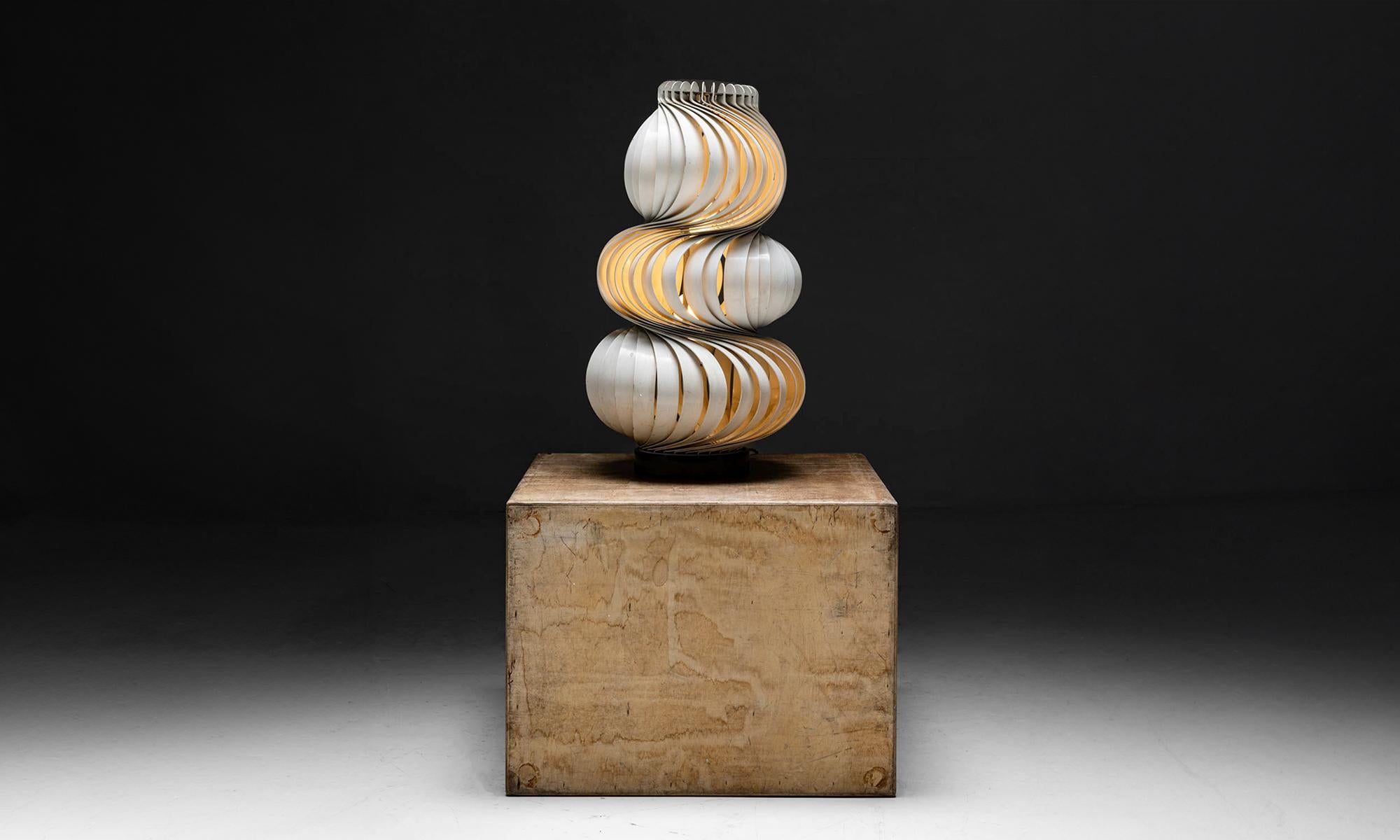 Medusa table lamp by Olaf Von Bohr

Italy circa 1968

Thin strips of twisted white metal on simple base. Produced by Ecolight with label on the underside.

Measures: 16