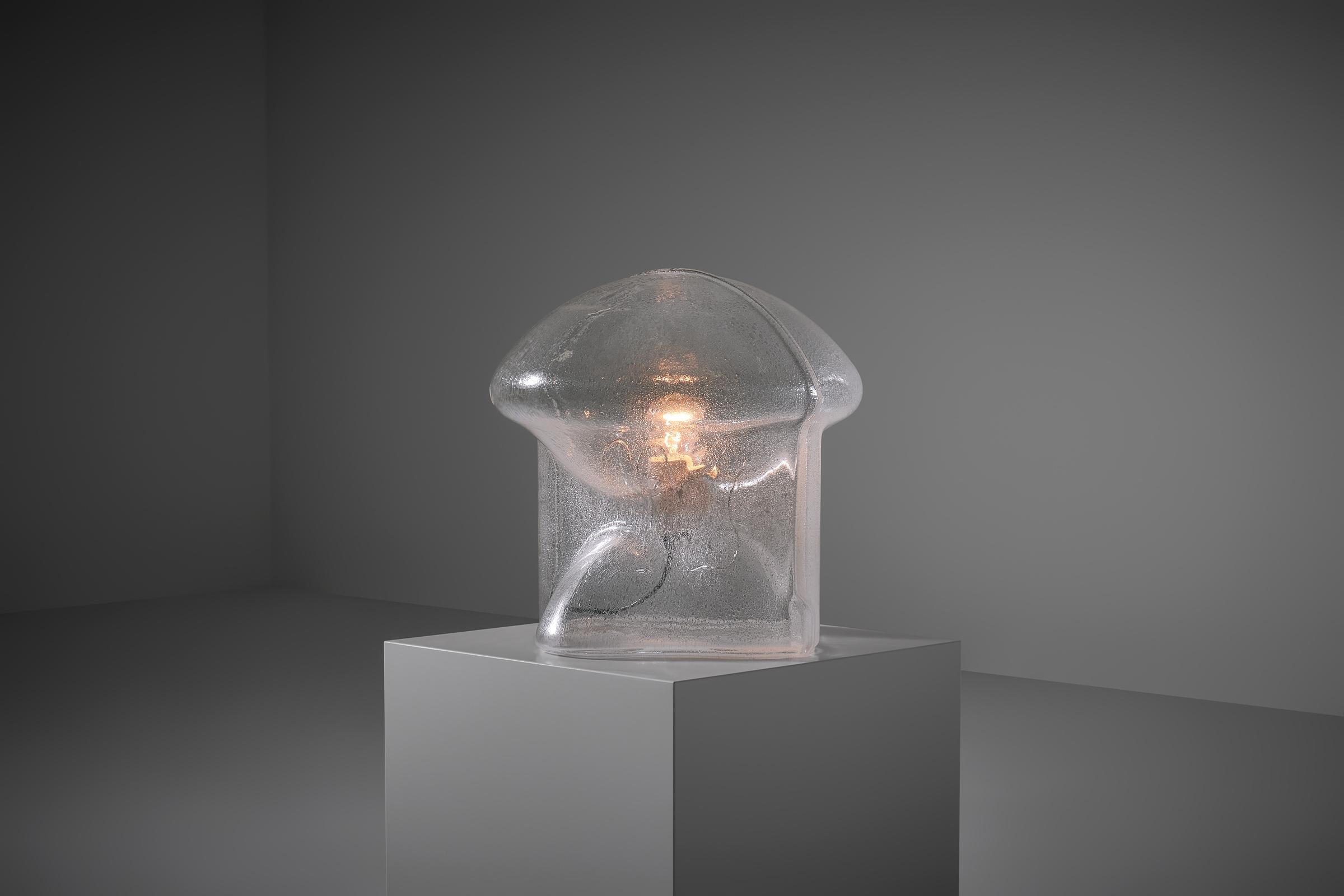 Lampada da tavolo Medusa di Umberto Riva  (1928-2021) per VeArt, Italia 1972. Lampada scultorea con forme biomorfiche a forma di 
