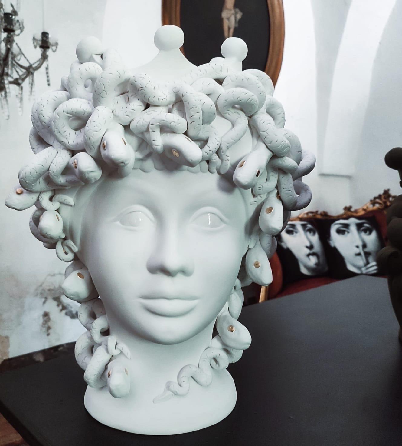 Medusa, weiße, matte Terrakotta-Skulptur, handgefertigt in Italien, 2022, einzigartiges Stück (Moderne) im Angebot