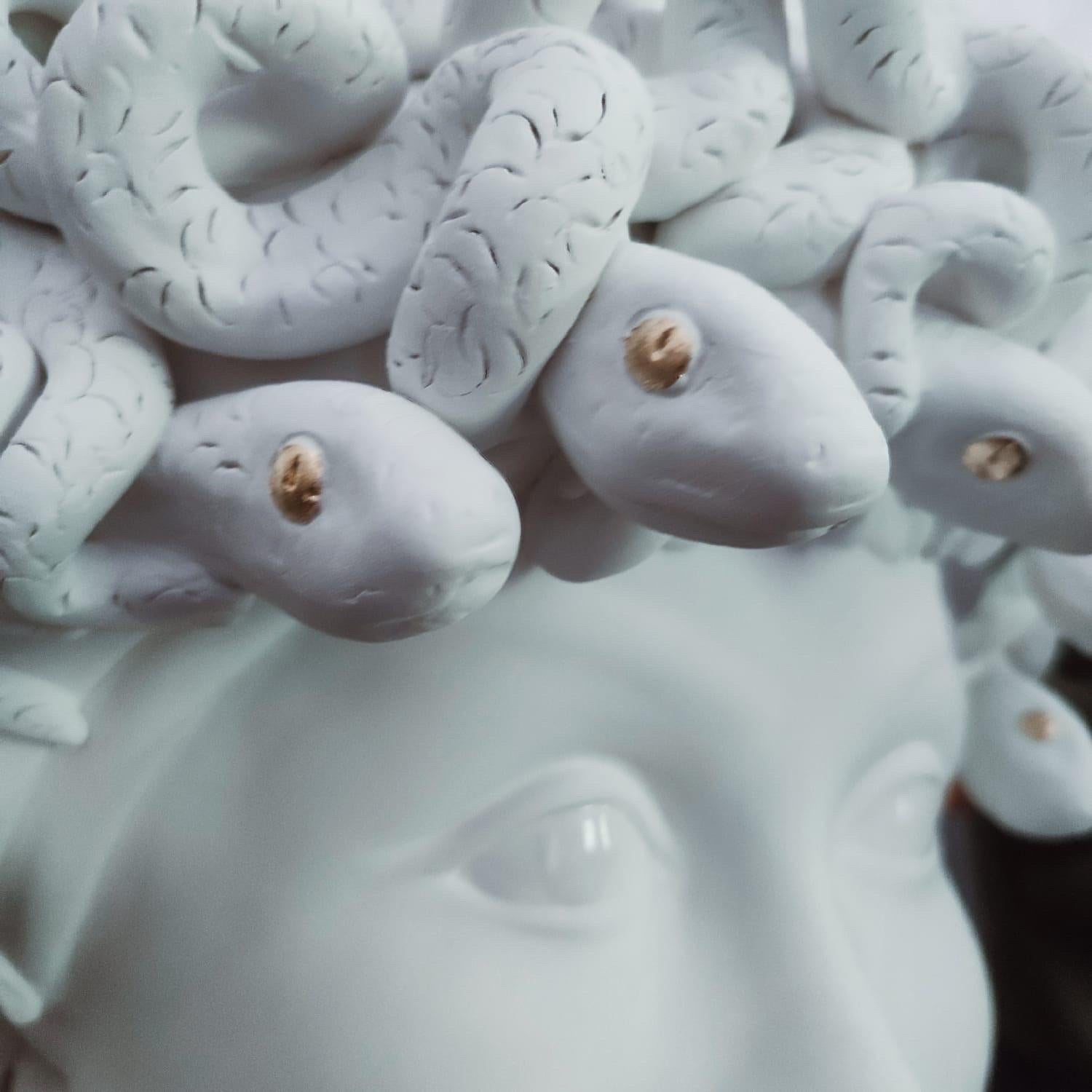 Medusa, weiße, matte Terrakotta-Skulptur, handgefertigt in Italien, 2022, einzigartiges Stück (Italienisch) im Angebot