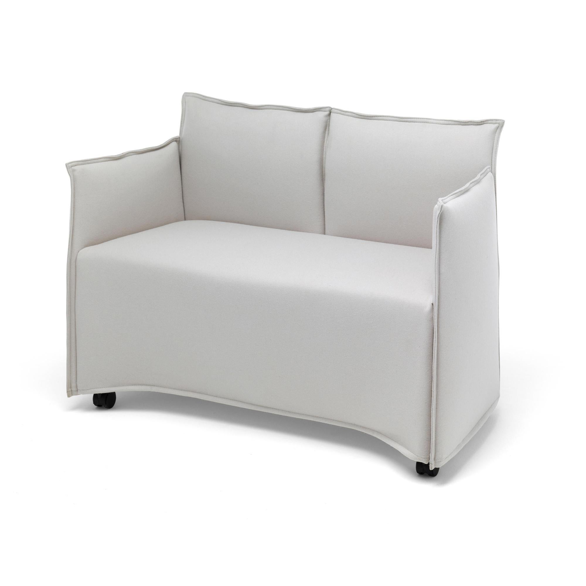 Le fauteuil Medven 2 places est composé de plusieurs cadres en acier qui sont individuellement recouverts de tissu ou de cuir, puis assemblés. Le revêtement délibérément abondant et le remplissage interne souple confèrent au fauteuil un caractère