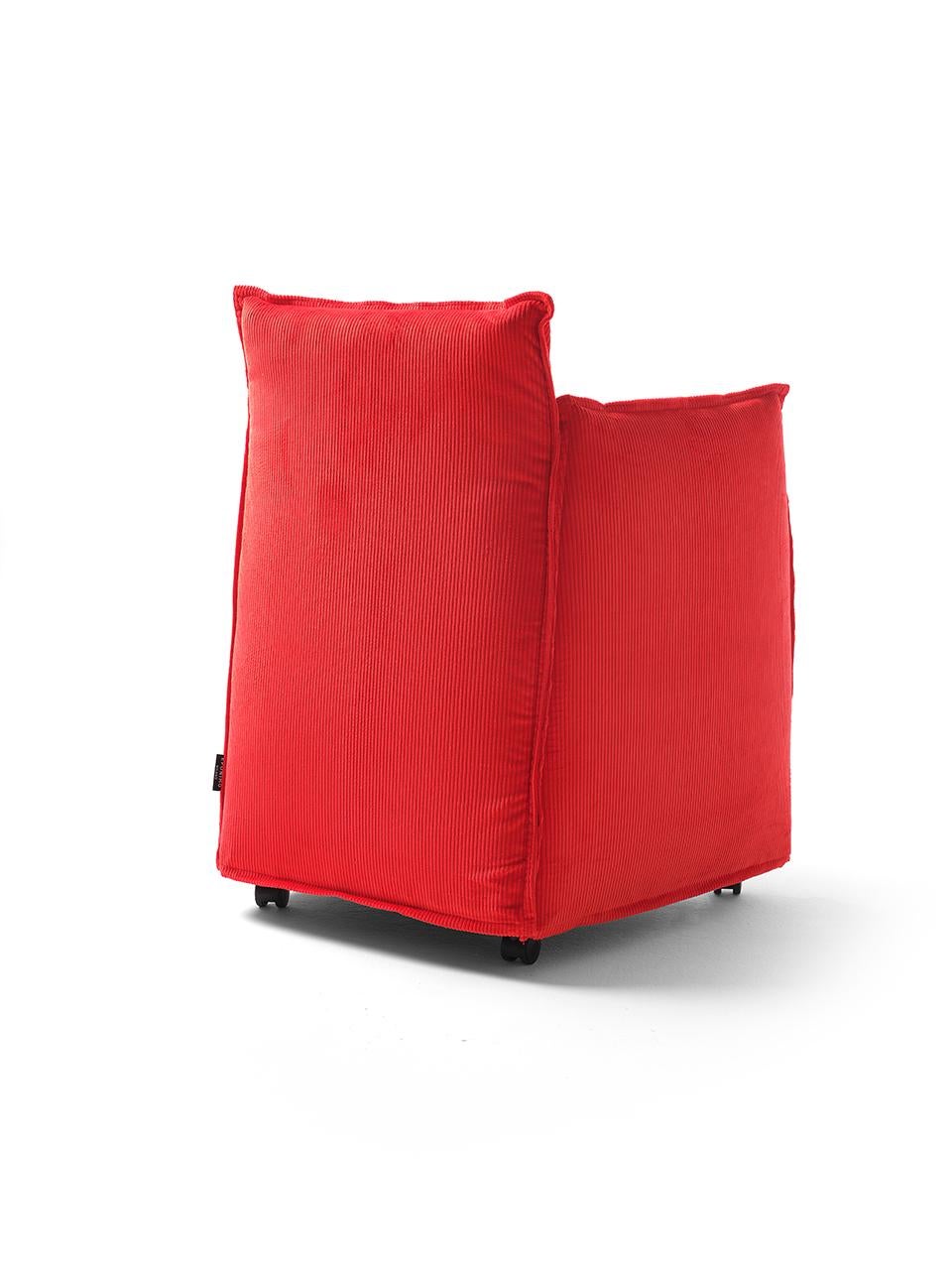 Medven ist ein textiler Sessel, der aus mehreren Stahlrahmen besteht, die einzeln gepolstert und dann zusammengesetzt werden. Der bewusst üppige Bezug und die weiche Innenfüllung verleihen dem Sessel einen ungezwungenen und einladenden Charakter.
